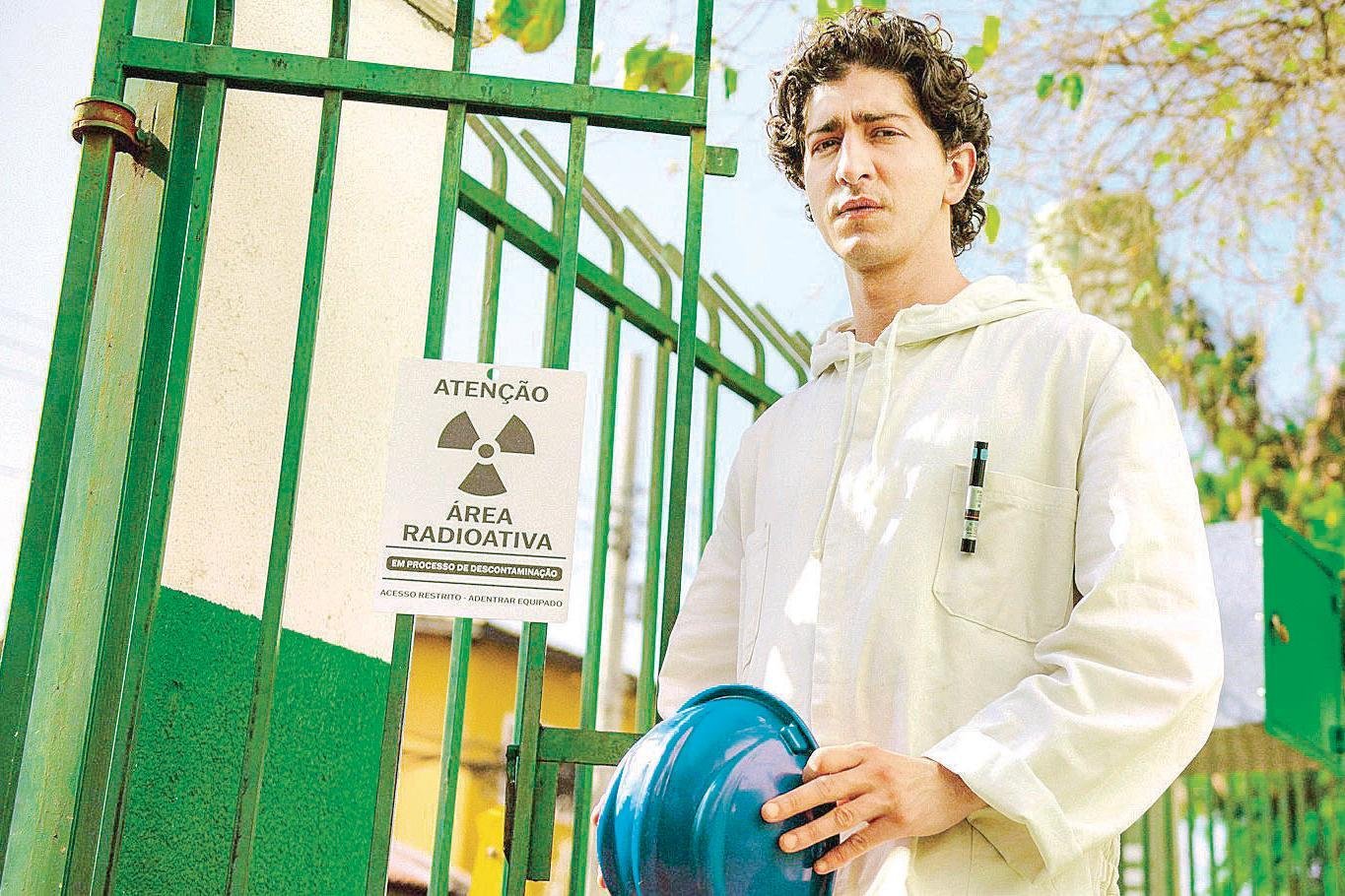 No centro dessa narrativa pulsante est&aacute; Johnny Massaro
