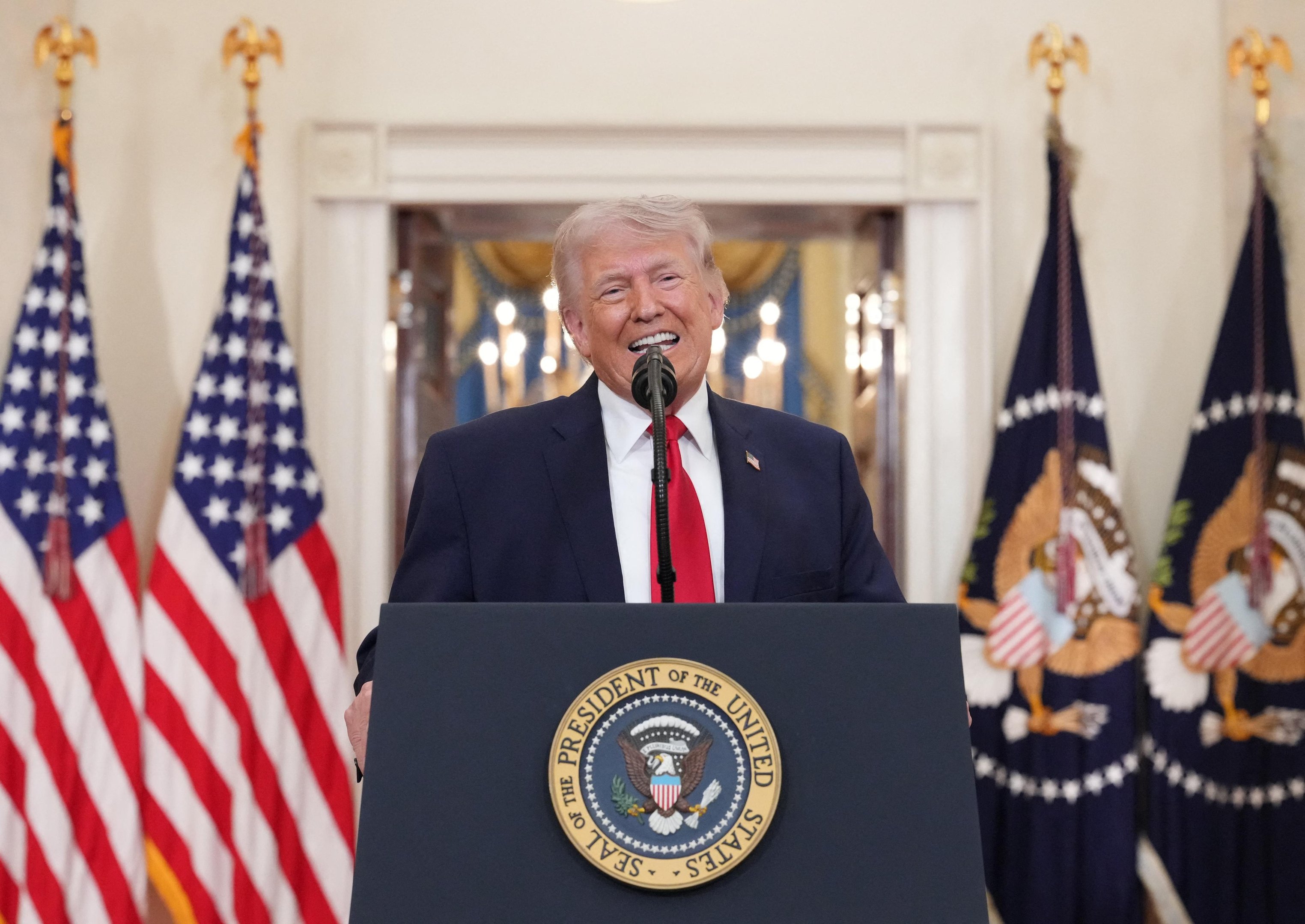 Trump d&aacute; ao Ir&atilde; 48 horas para chegar a acordo sobre Ormuz