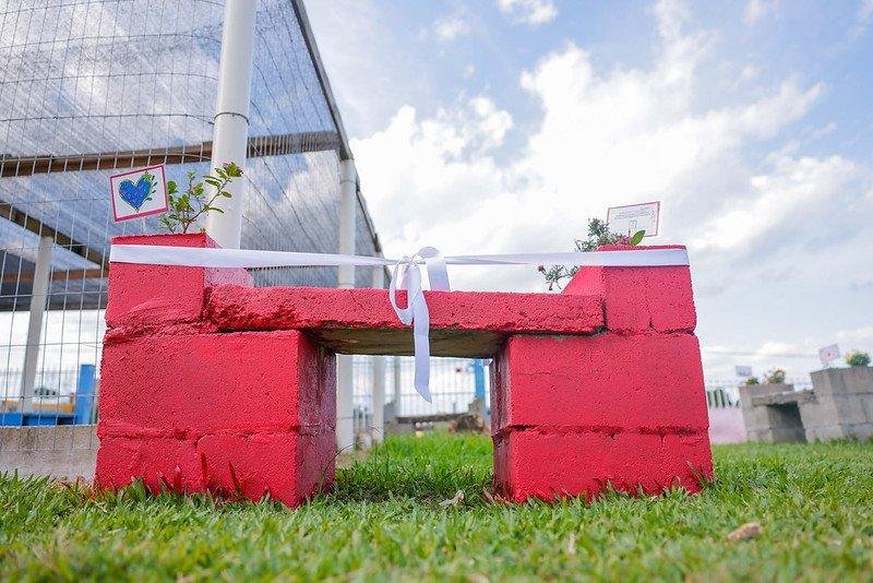 A pintura do banco foi feita por crian&ccedil;as da institui&ccedil;&atilde;o