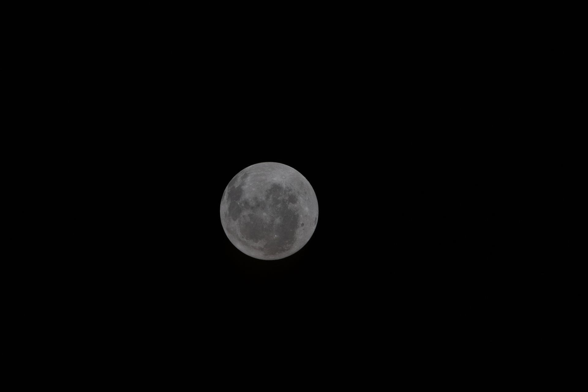 A enorme cratera, que se assemelha a um alvo, j&aacute; tinha sido fotografada anteriormente por c&acirc;meras orbitais.