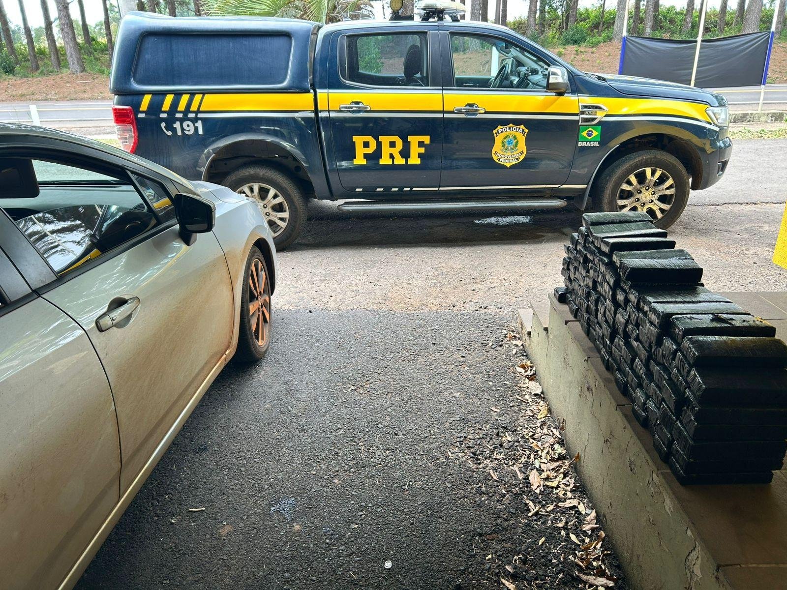 Foram apreendidos 144 tabletes de entorpecente escondidos no ve&iacute;culo