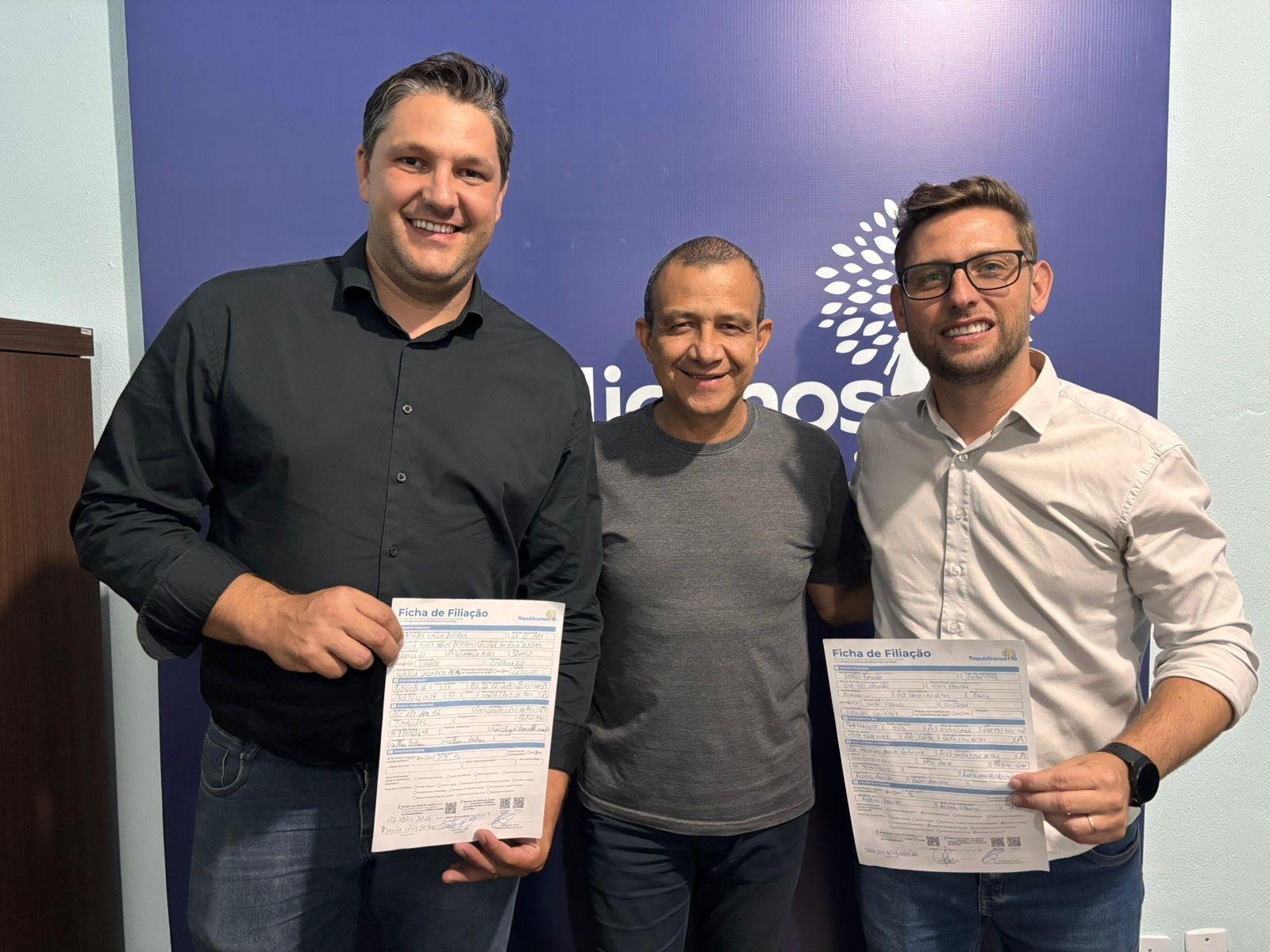 Carlos Gomes, ao centro, entre os dois novos filiados de Santa Cruz do Sul