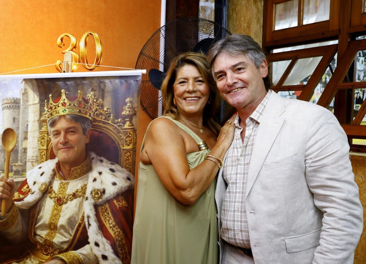 Irene e S&eacute;rgio Bassotti receberam amigos e autoridades para comemorar os 30 anos do "Rei do Mocot&oacute;"