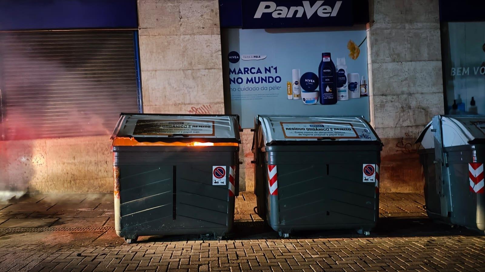 Cont&ecirc;iner pegou fogo na rua Marechal Floriano Peixoto