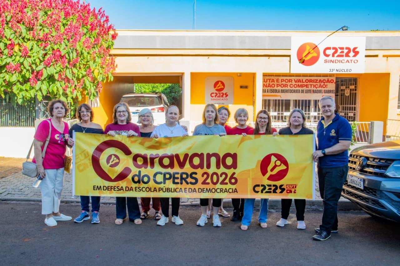 Na &uacute;ltima semana, a Caravana esteve na regi&atilde;o das Miss&otilde;es. Acompanhada de dirigentes do Sindicato, a presidente do Cpers, Rosane Zan (C), visitou o 33&ordm; N&uacute;cleo , em S&atilde;o Luiz Gonzaga