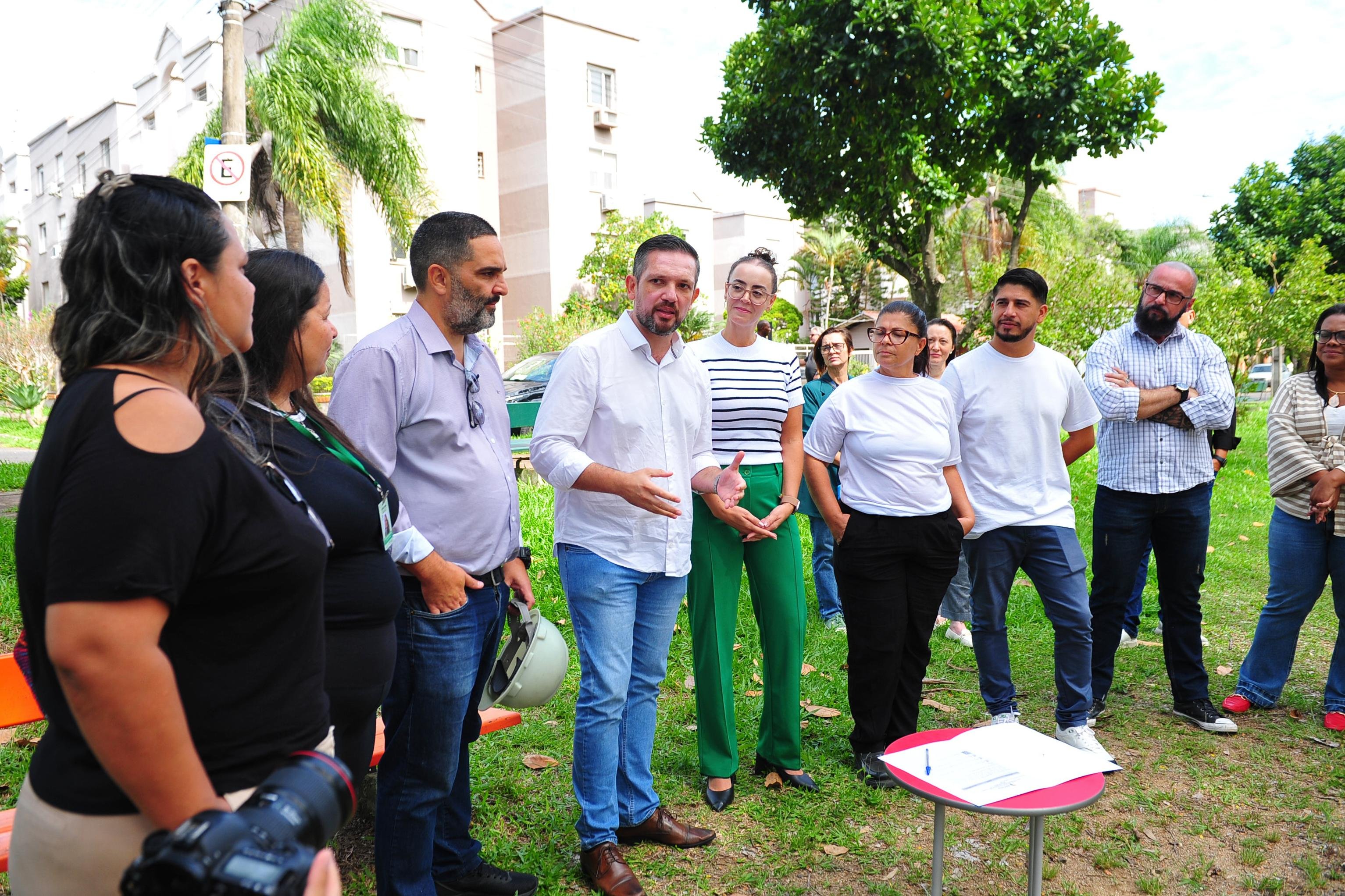 Ato de assinatura reuniu l&iacute;deres comunit&aacute;rios, secret&aacute;rios municipais, vereadores e moradores locais
