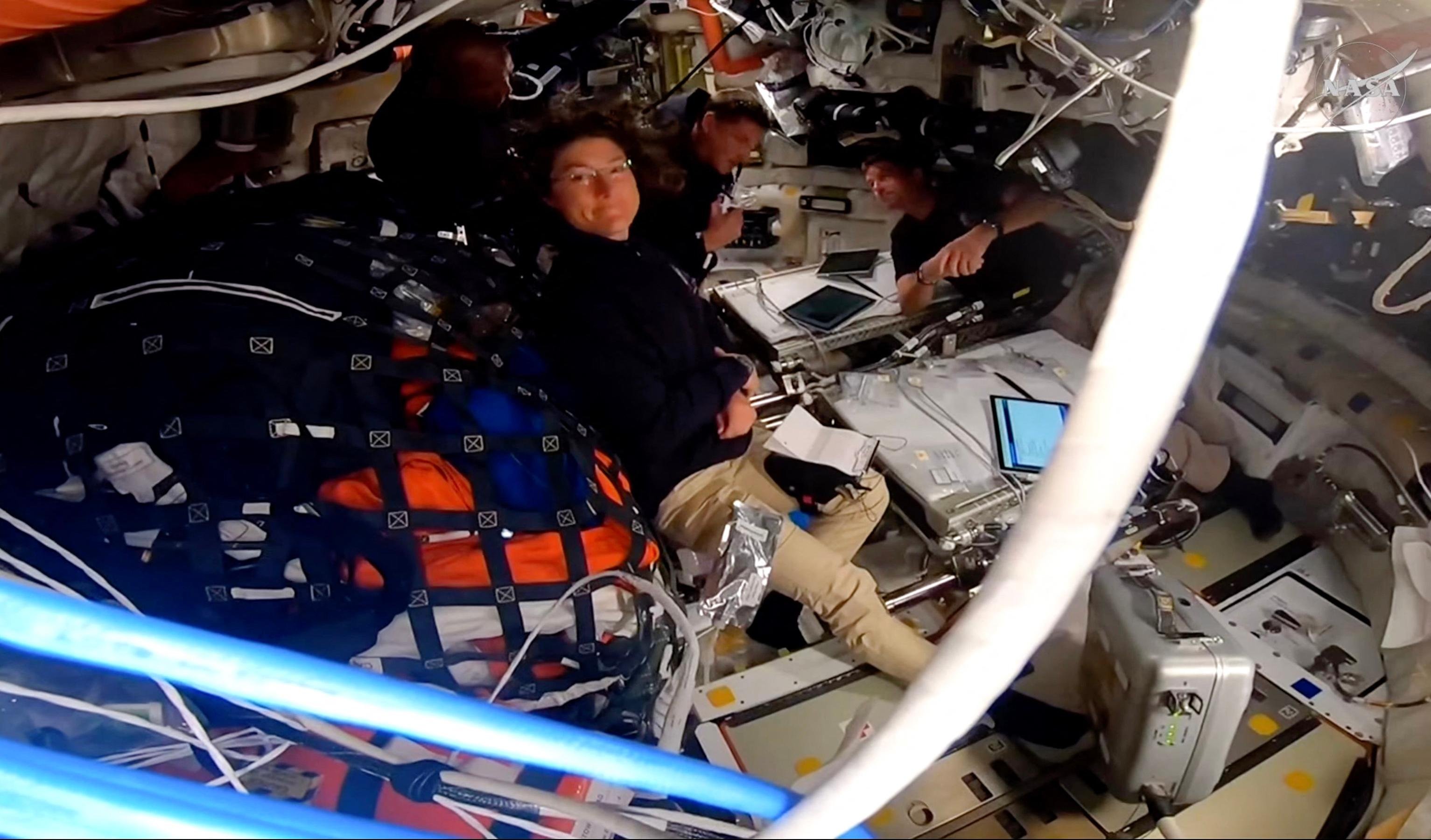 Astronautas quebram recorde de dist&acirc;ncia da Terra