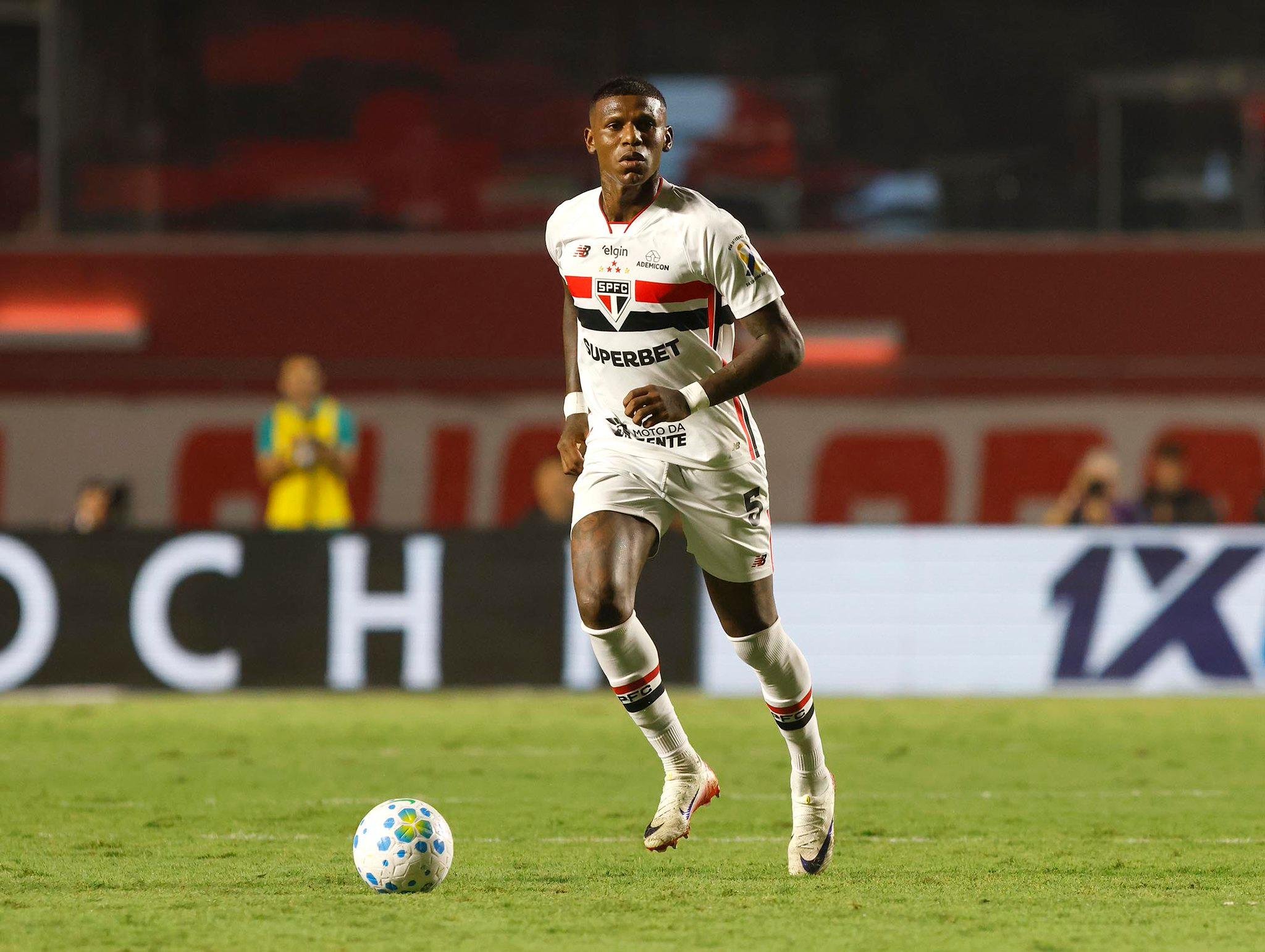 Arboleda n&atilde;o ficou dispon&iacute;vel para o jogo contra o Cruzeiro depois de viajar para o Equador