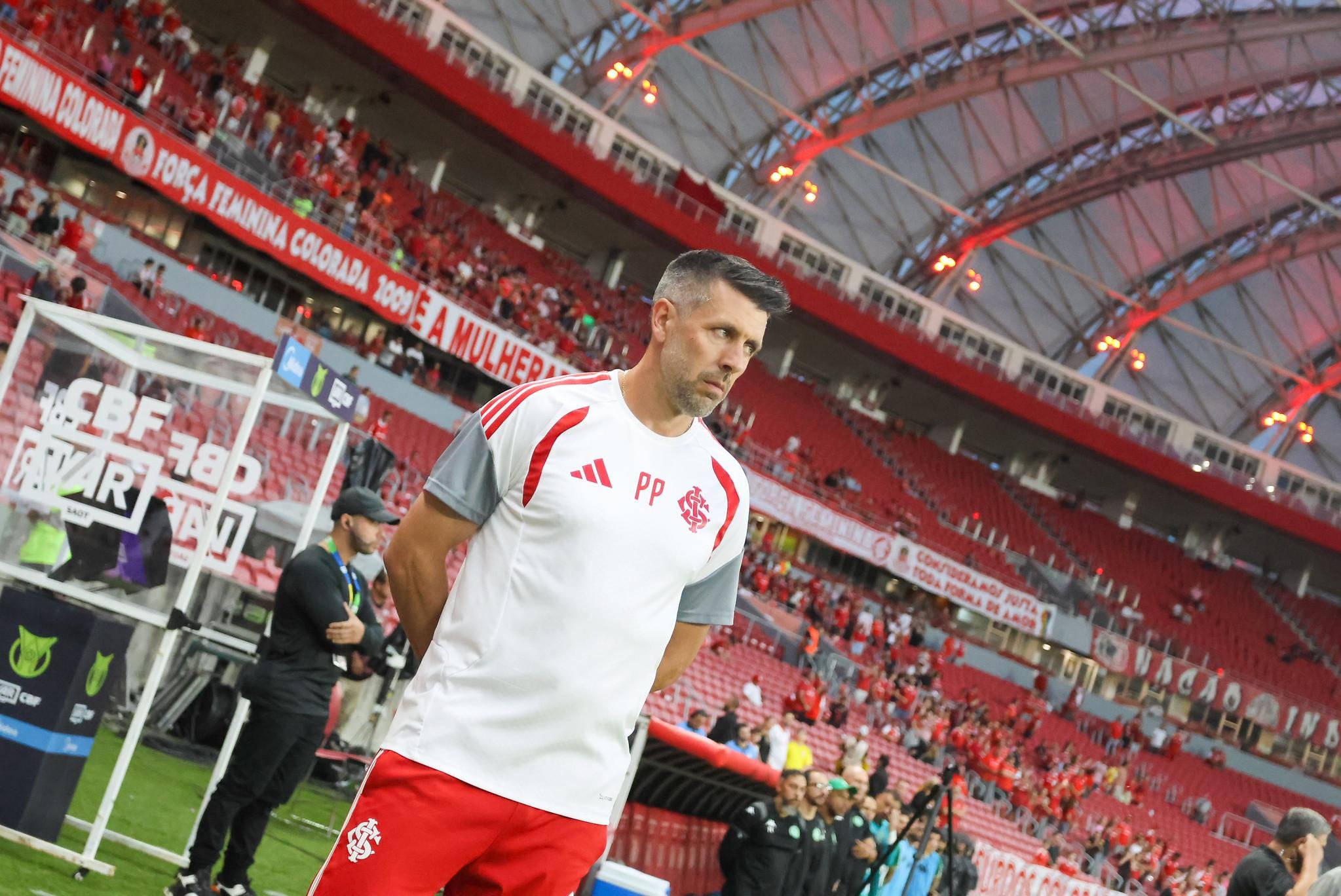 Paulo Pezzolano assume o favoritismo do Inter no Gre-Nal 452