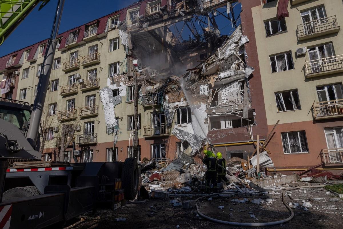 Em Odessa, equipes de resgate ucranianas trabalham em um local onde um pr&eacute;dio residencial foi severamente danificado