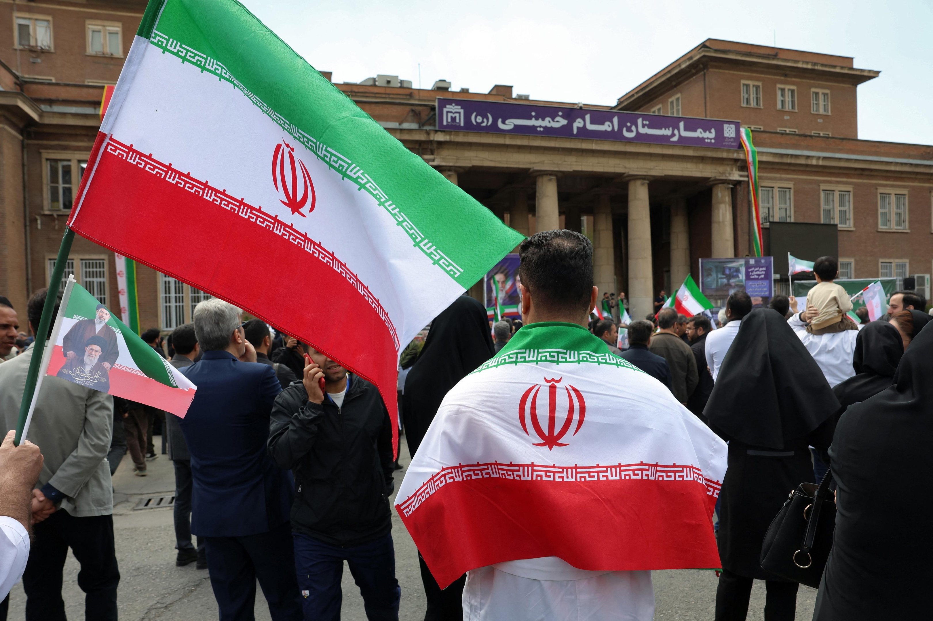 Mais de 14 milh&otilde;es de iranianos est&atilde;o prontos para morrer pelo pa&iacute;s, diz presidente