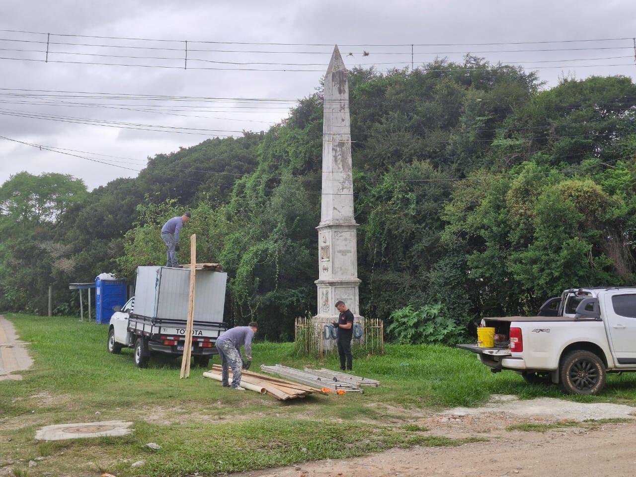 O monumento est&aacute; localizado na Avenida Domingos Jos&eacute; de Almeida, no bairro Areal