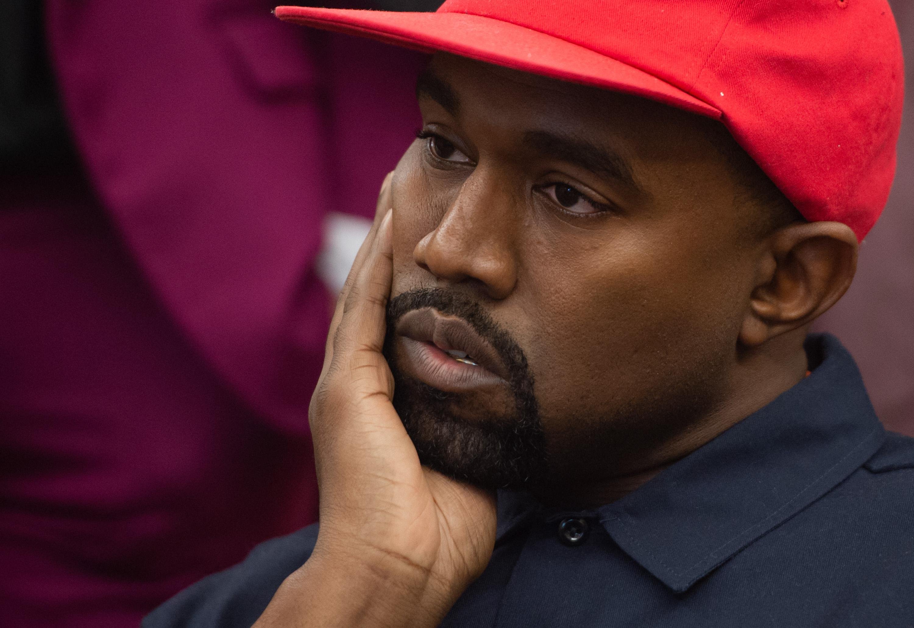Rapper americano Kanye West ter&aacute; a entrada proibida no Reino Unido devido &agrave;s suas falas antissemitas