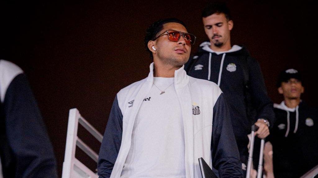 Rony no desembarque do Santos no Equador