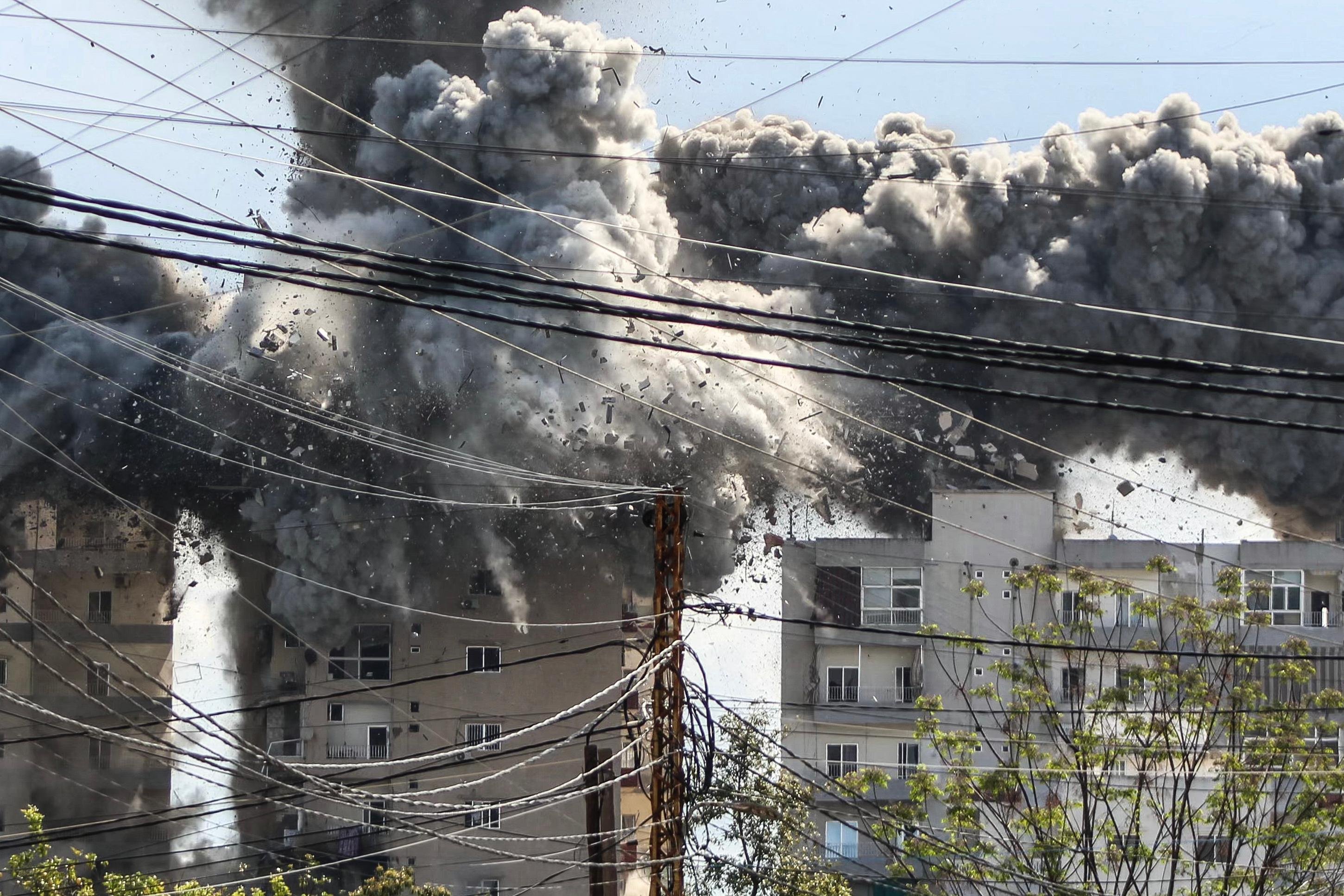 Fuma&ccedil;a e destro&ccedil;os sobem ap&oacute;s um edif&iacute;cio ser atingido por um ataque a&eacute;reo israelense na &aacute;rea de Abbasiyeh, nos arredores da cidade de Tiro, no sul do L&iacute;bano