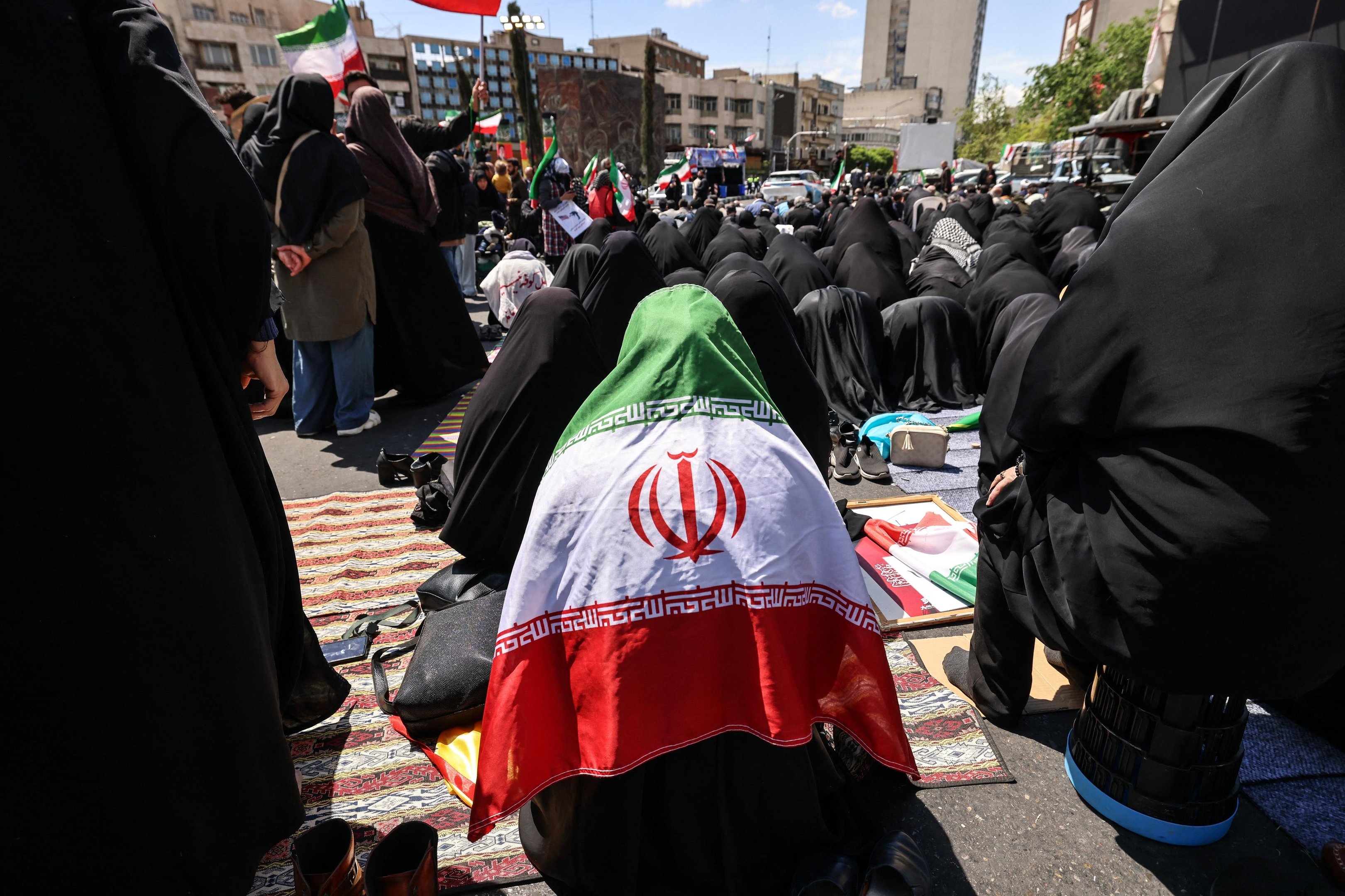 Televis&atilde;o estatal iraniana explicou que "ataques com m&iacute;sseis e drones foram realizados contra os Emirados &Aacute;rabes Unidos e o Kuwait poucas horas depois que instala&ccedil;&otilde;es petrol&iacute;feras na ilha de Lavan foram alvejadas"