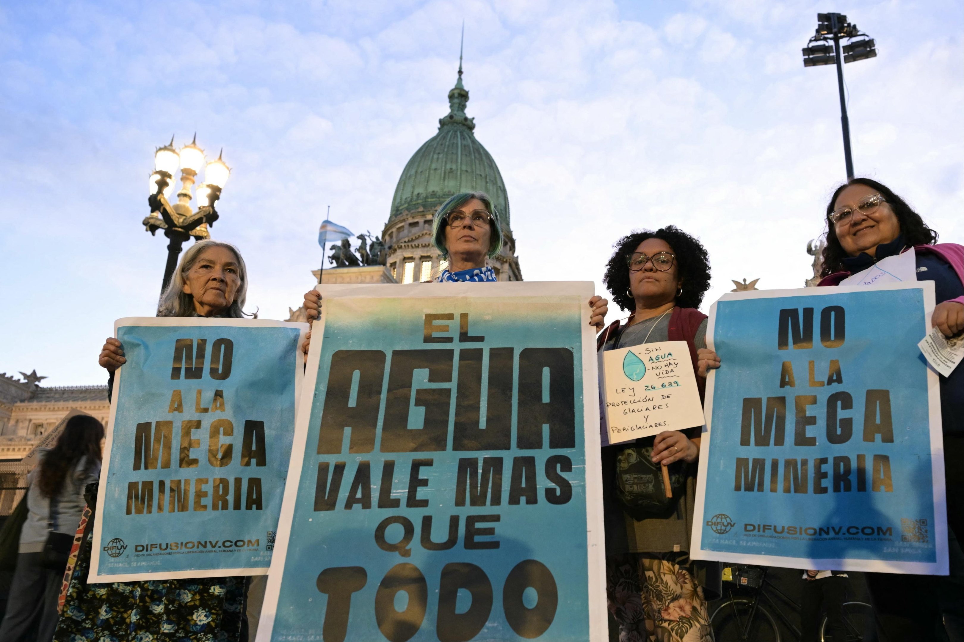 Manifestantes durante um protesto contra as modifica&ccedil;&otilde;es da Lei de Glaciares em frente ao pr&eacute;dio do Congresso em Buenos Aires