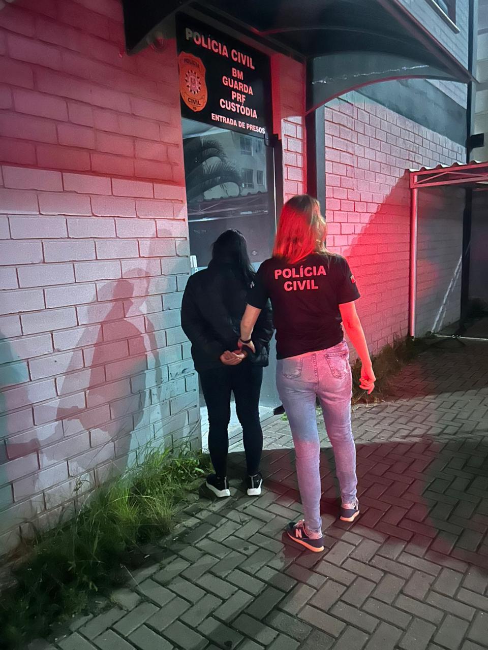 Mulher foi presa pela Pol&iacute;cia Civil na noite de quarta-feira