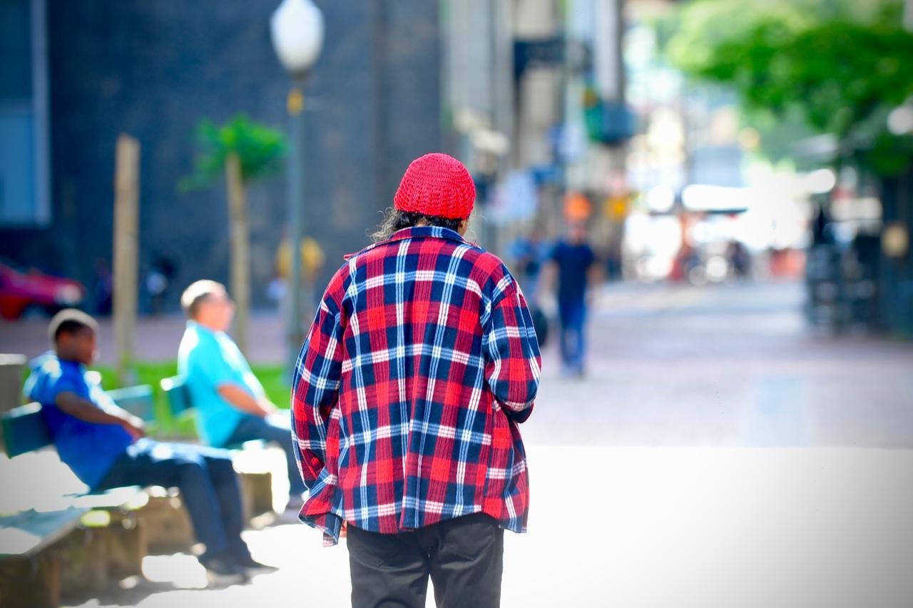 Com Porto Alegre com uma temperatura amena, mas com vento, cidad&atilde;os se dividiam em camisas curtas e roupas para o frio