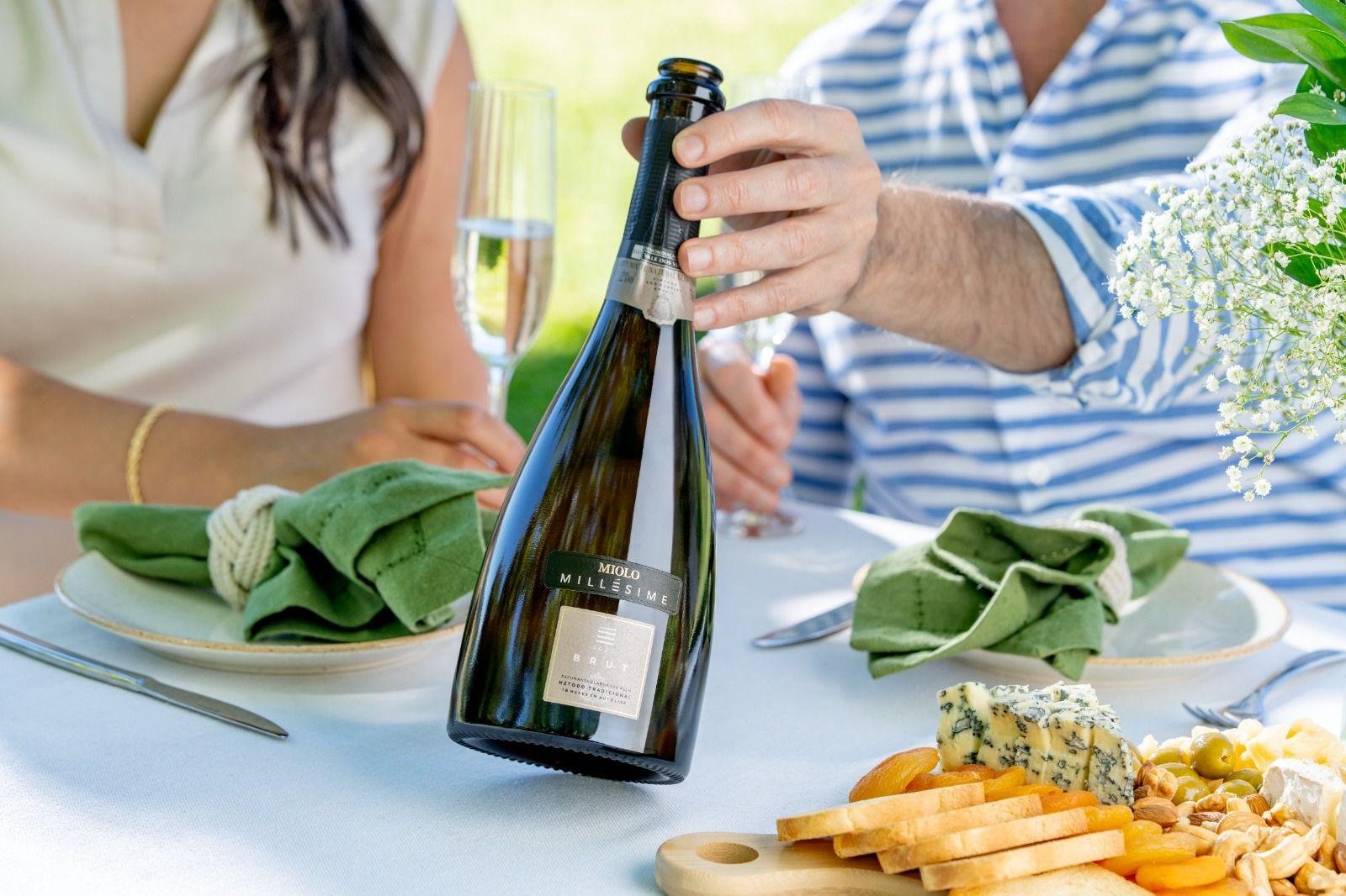 O espumante combina 60% de Pinot Noir e 40% de Chardonnay, passando por 18 meses de aut&oacute;lise
