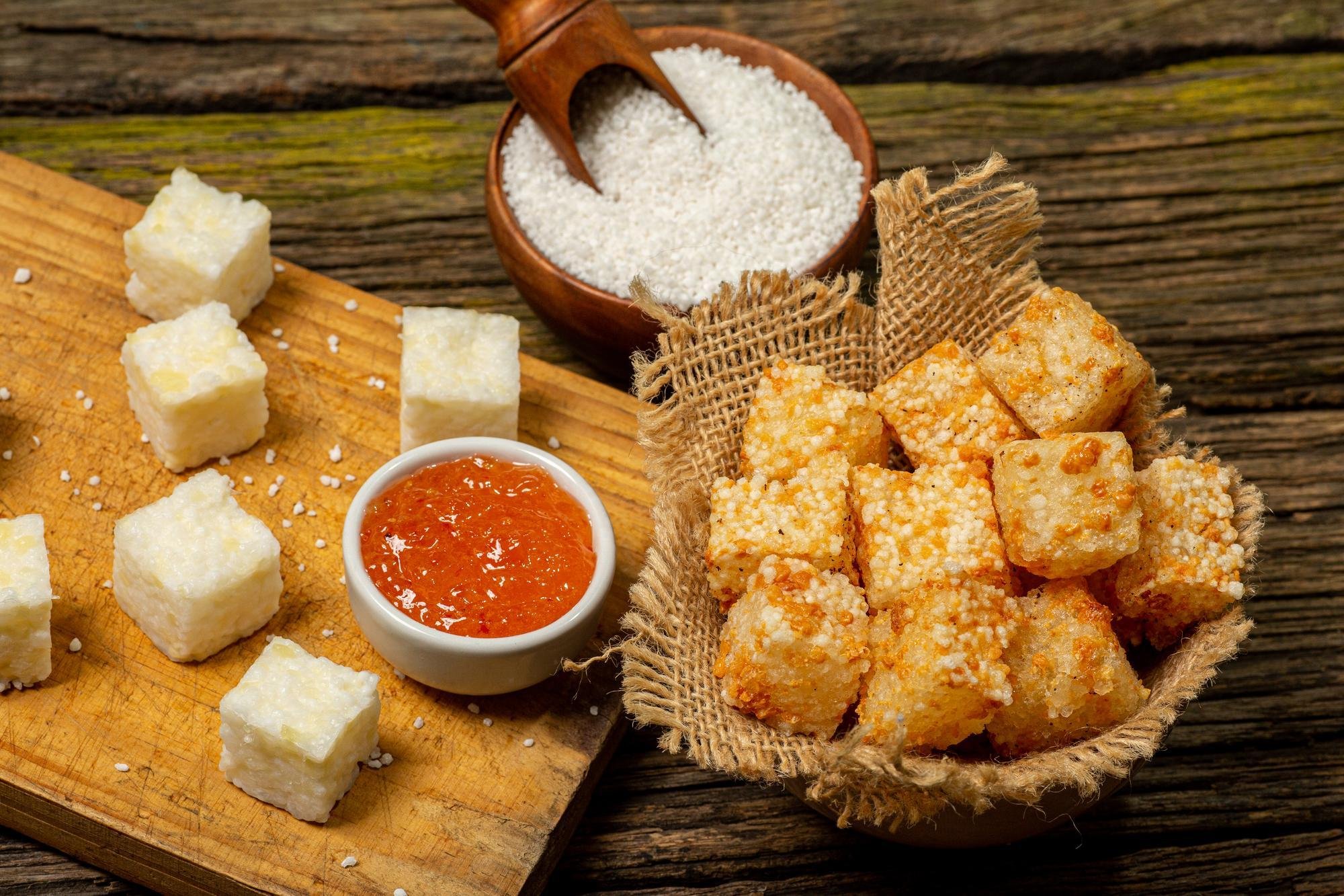 Crocantes por fora e macios por dentro, os dadinhos de tapioca viraram um cl&aacute;ssico da cozinha brasileira contempor&acirc;nea.