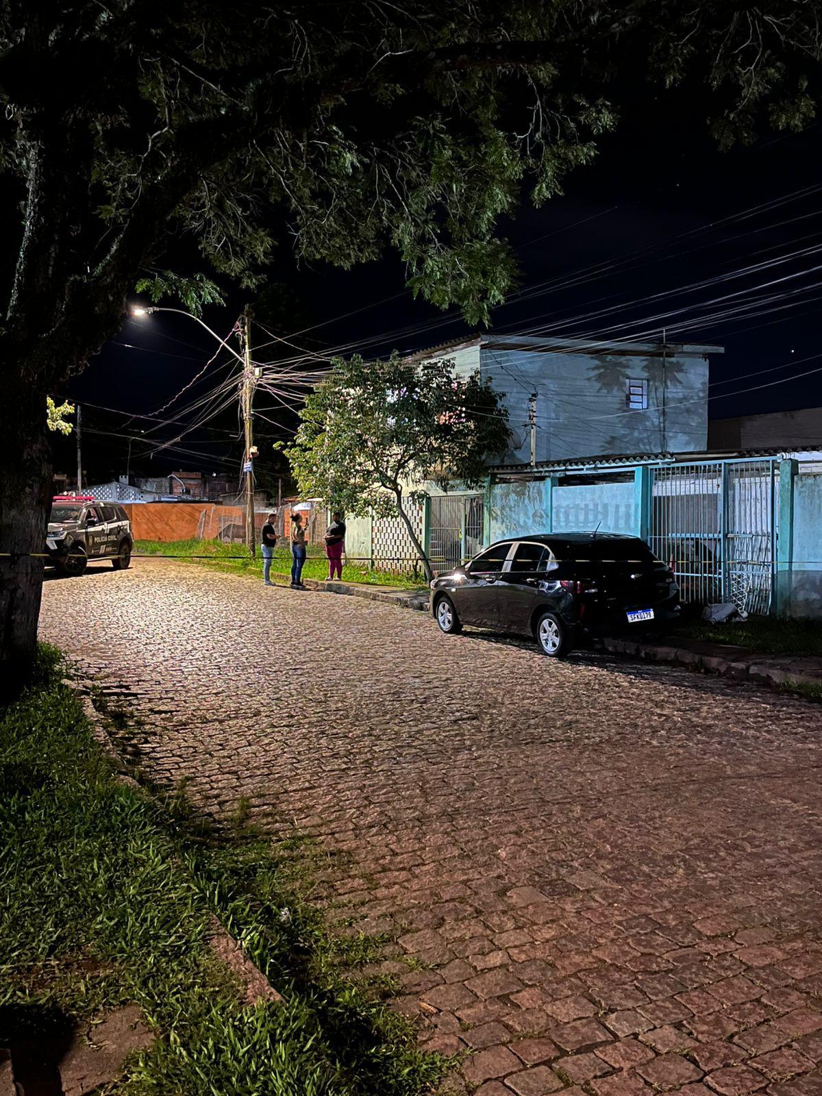 Motorista foi morto em frente &agrave; sua casa, na Restinga