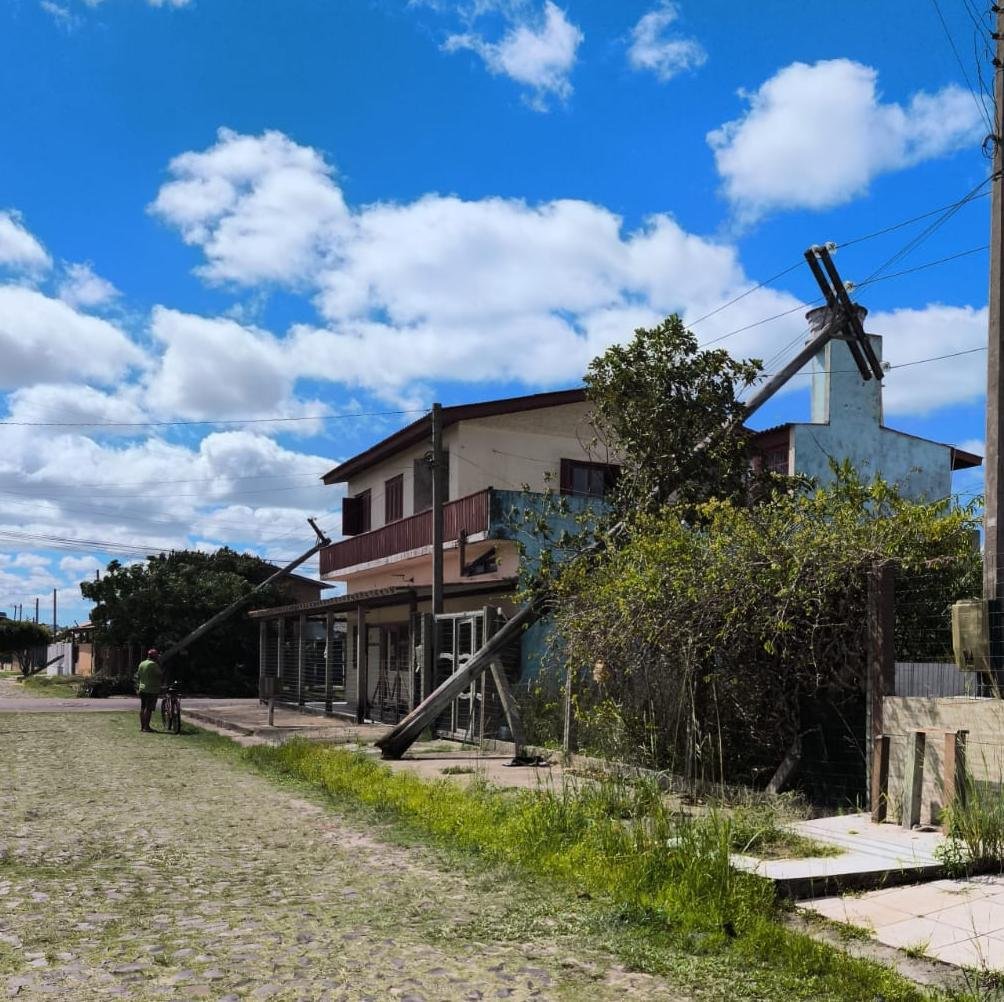 Postes ficam na rua Ajaecir Nunes da Silveira, no centro da cidade