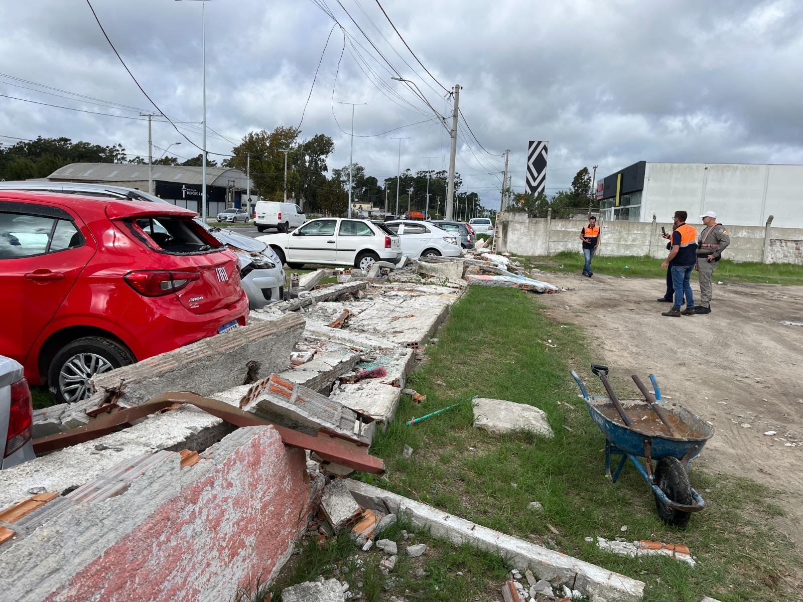 Muro caiu sobre 10 carros que estavam estacionados no momento do incidente