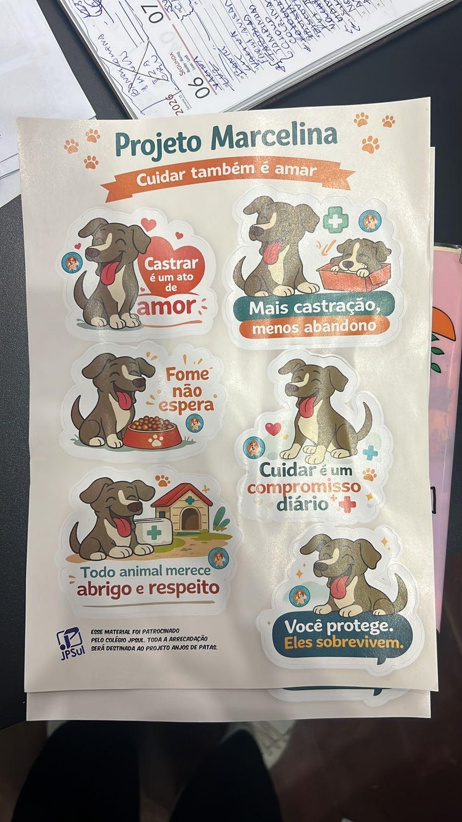 Recursos com a venda de adesivos custear&atilde;o castra&ccedil;&otilde;es de c&atilde;es