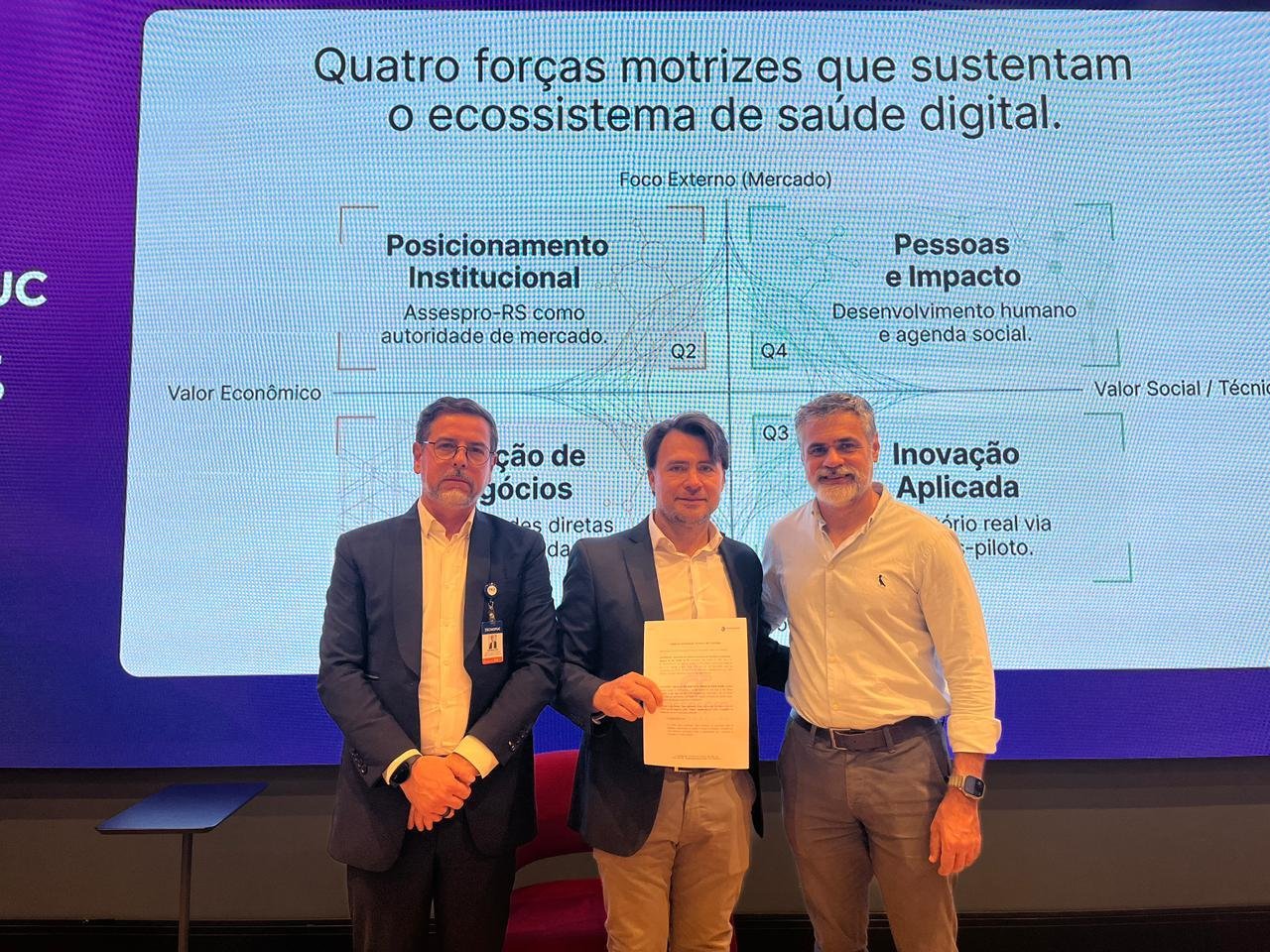 Termo foi assinado por Geraldo Aguiar, representante do Sindhospa, Guilherme Barros, da Vertical Sa&uacute;de e Andre Mazeron, representando a Assespro-RS