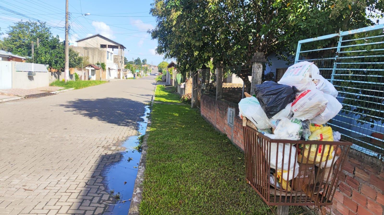A falta do servi&ccedil;o j&aacute; mostra reflexos no bairro Stela Maris, cujas lixeiras est&atilde;o abarrotadas