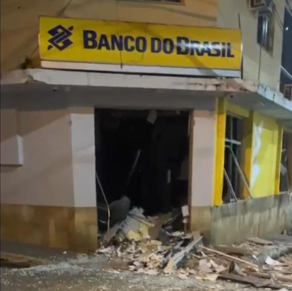 Na fuga, os envolvidos bloquearam vias da regi&atilde;o com barricadas formadas por ve&iacute;culos incendiados e pneu