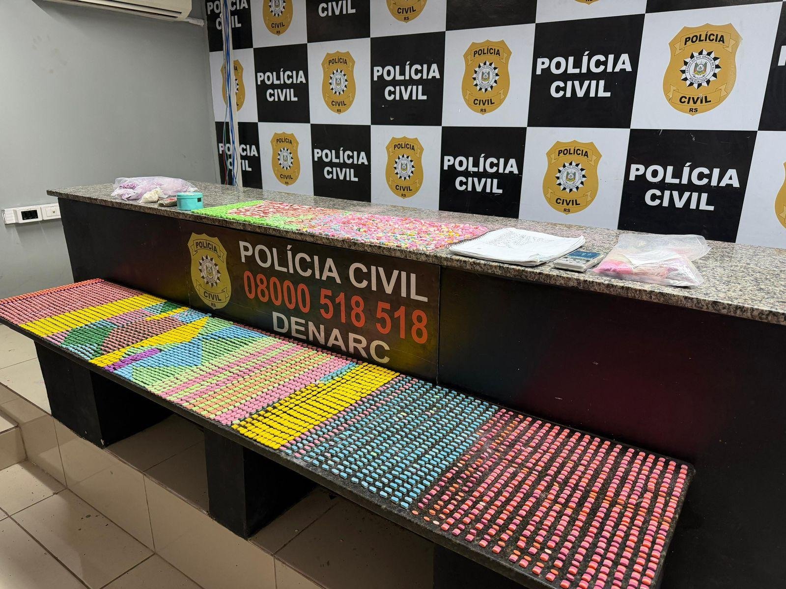 Al&eacute;m dos seis mil comprimidos de ecstasy, a Pol&iacute;cia Civil apreendeu haxixe, MDMA, balan&ccedil;a e caderno de anota&ccedil;&otilde;es do tr&aacute;fico de drogas