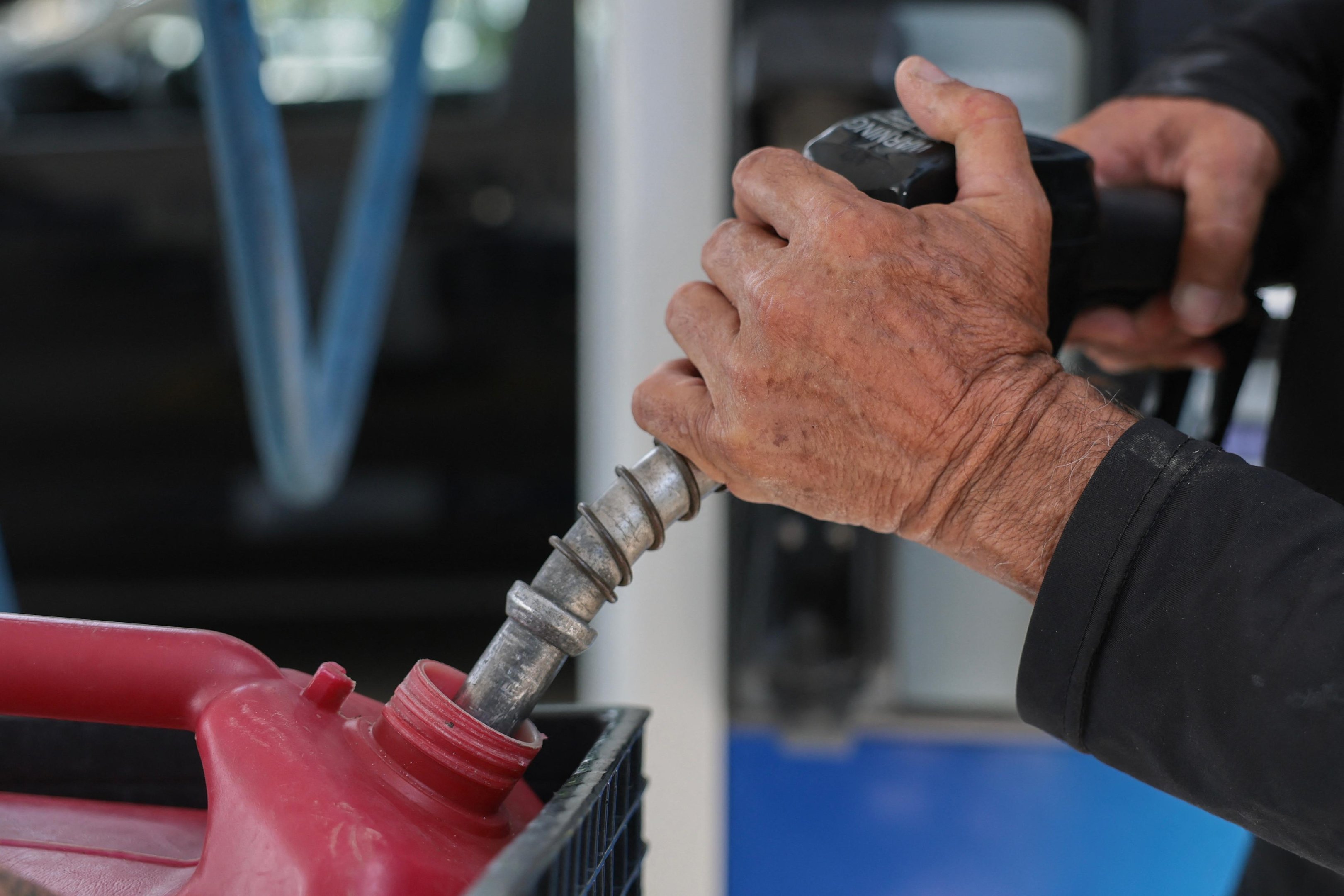 Um gal&atilde;o (3,78 litros) de gasolina comum custa atualmente, em m&eacute;dia, 4,15 d&oacute;lares (R$ 21,42) nos Estados Unidos