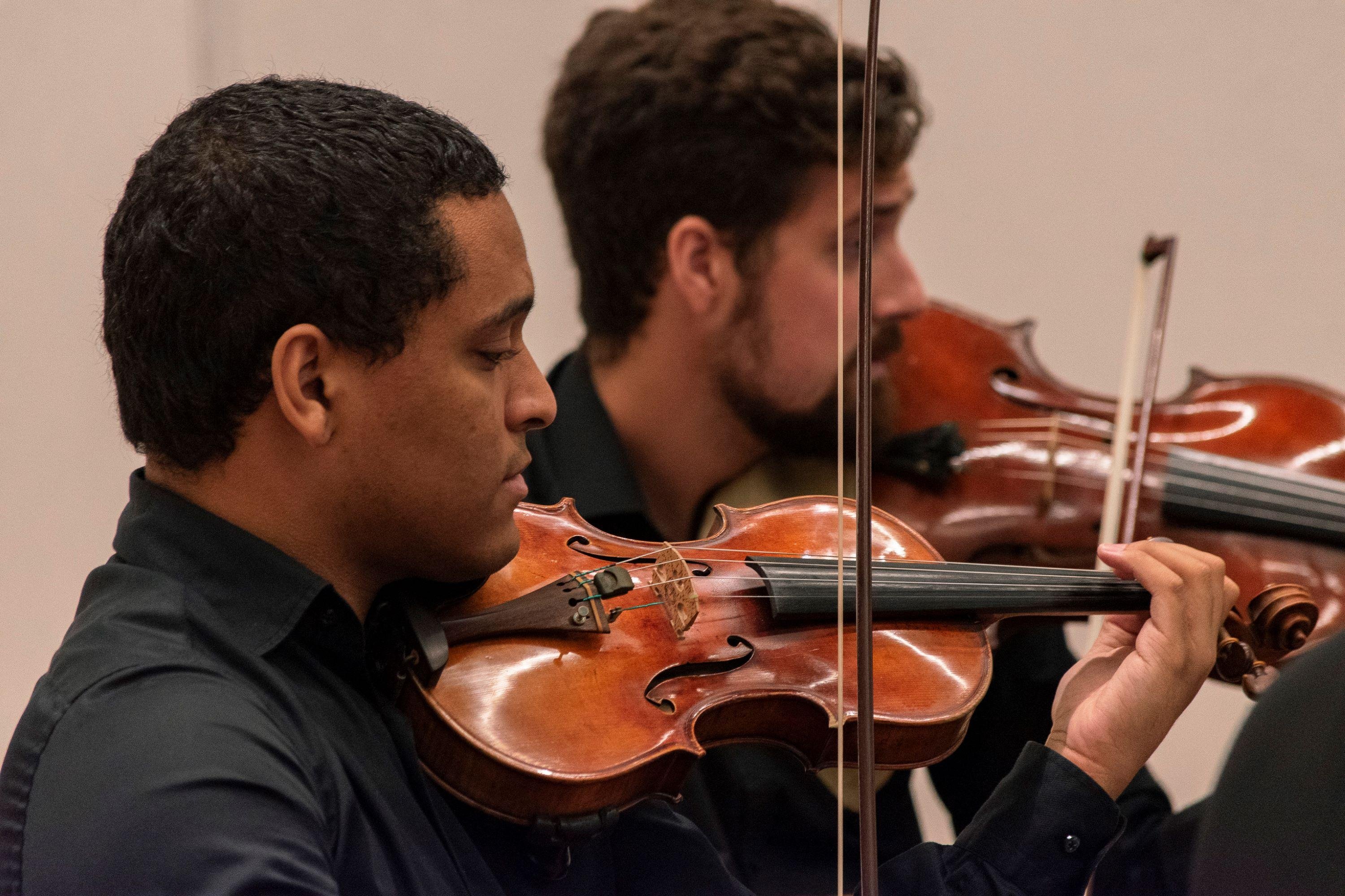 O violinista Lucas Bernardo e violista Jo&atilde;o Senna integram Octeto Mendelssohn/Gli&egrave;re