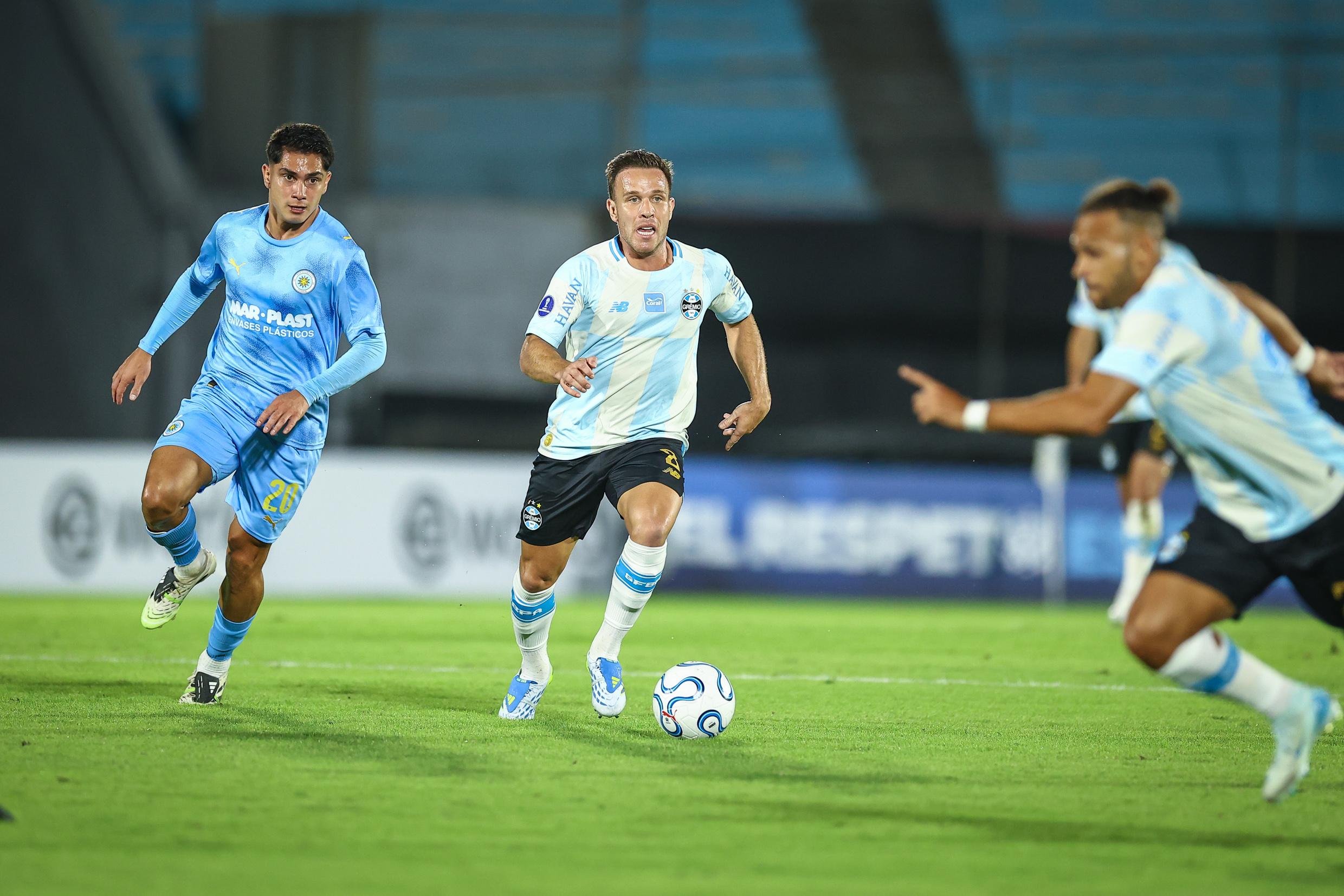 Arthur foi titular na derrota para o Montevideo City Torque