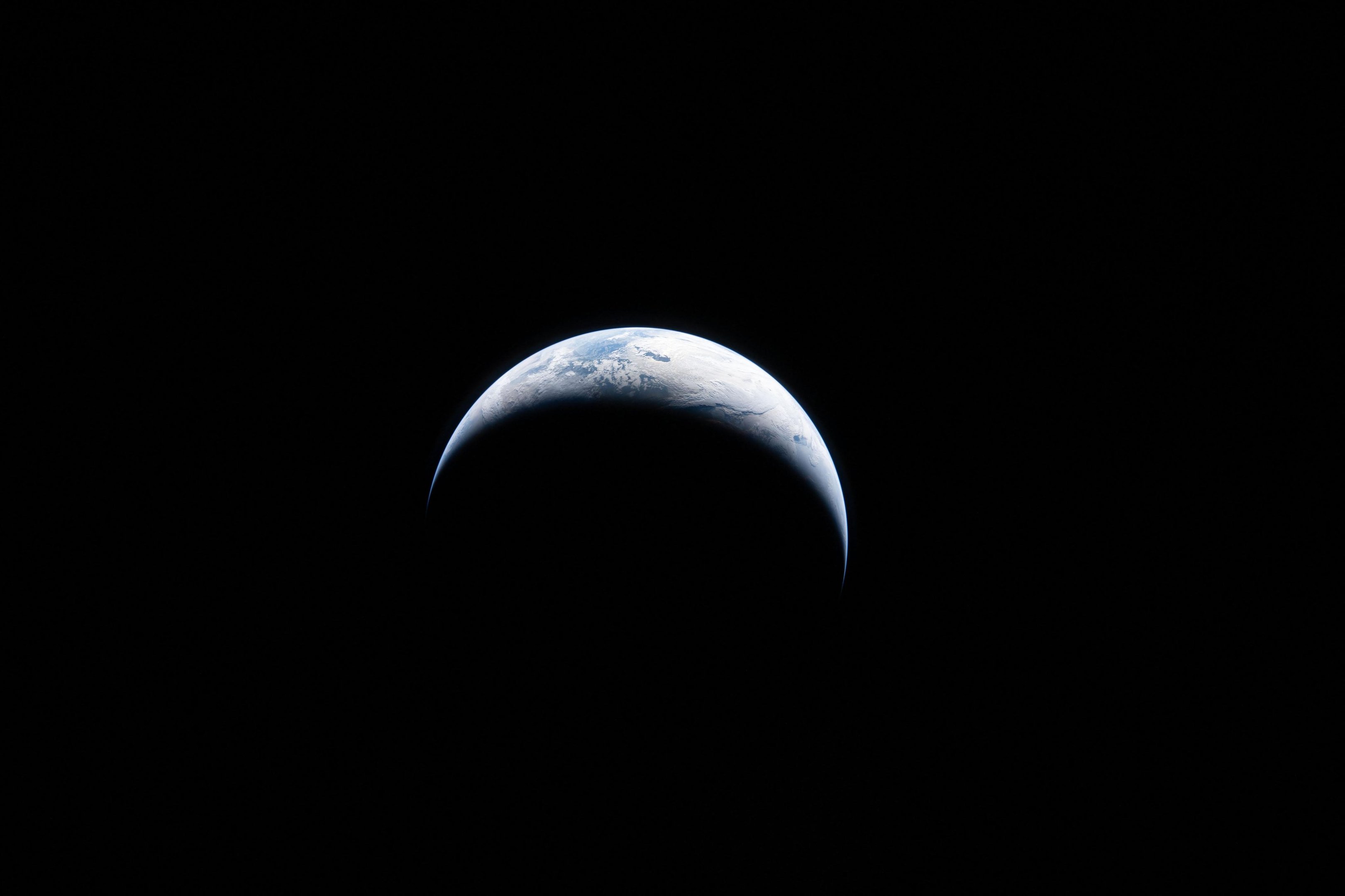 Astronautas retornam &agrave; Terra