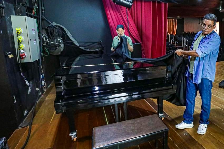 O lend&aacute;rio piano do Teatro Renascen&ccedil;a que havia sido atingido na enchente de maio de 2024 retorna para o espa&ccedil;o cultural ap&oacute;s ampla reforma que durou seis meses