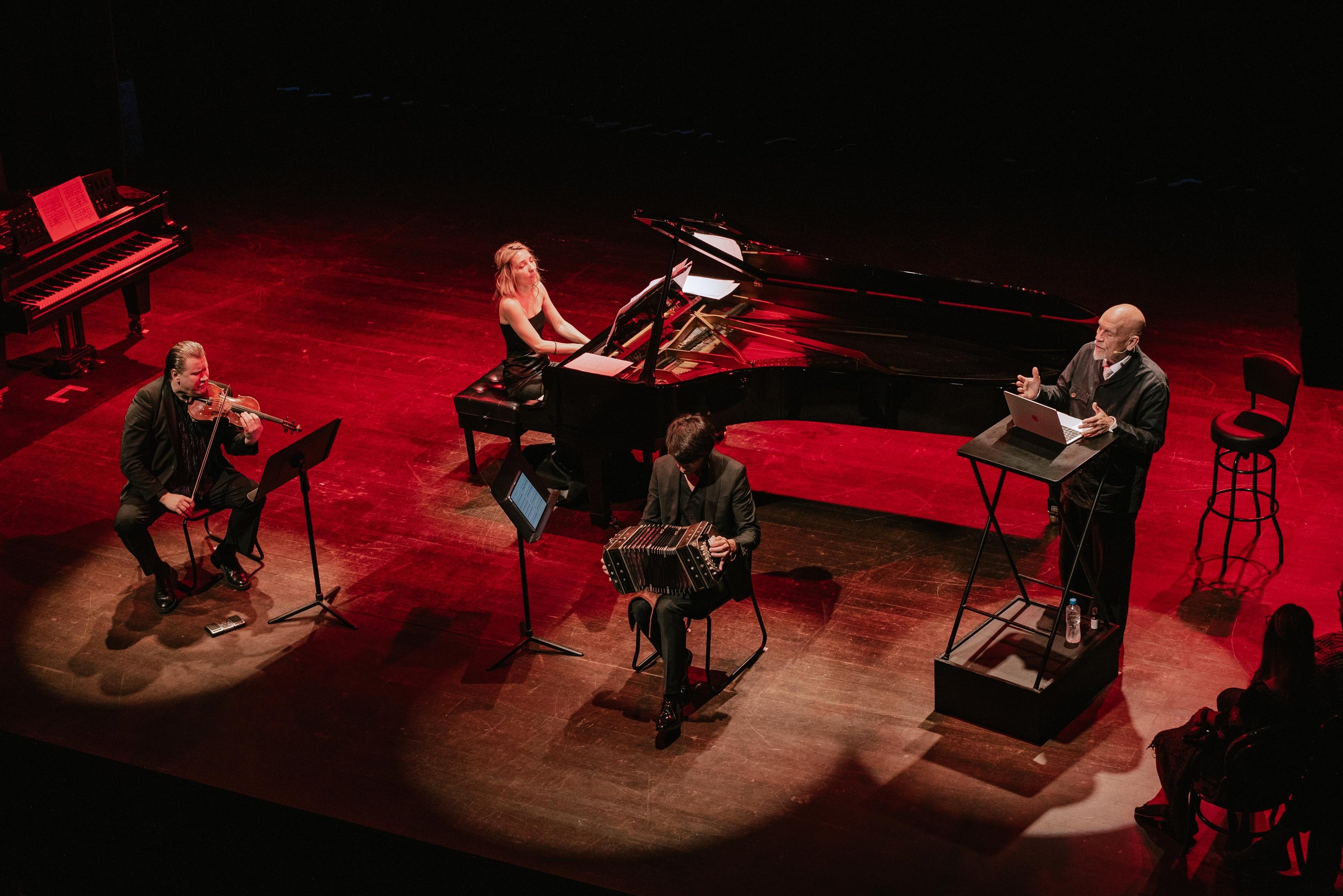 Espet&aacute;culo "The Infamous Ramirez Hoffmann&rdquo; com o violinista Andrej Bielow, a pianista Anastasya Terenkova, o bandoneonista Fabrizio Colombo e o ator John Malkovich, foi apresentado no dia 3, no Teatro Sim&otilde;es Lopes Neto