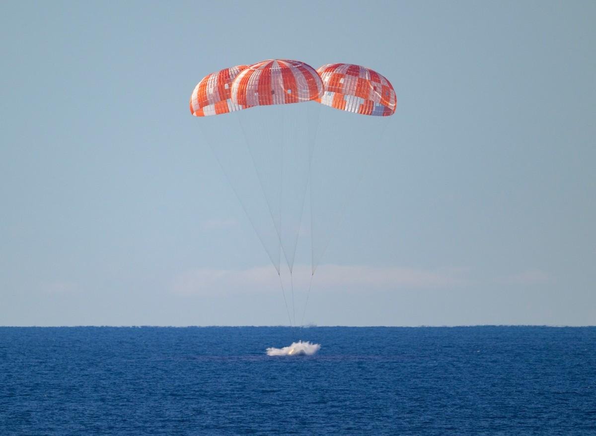 Tripula&ccedil;&atilde;o completa da Artemis II retorna em seguran&ccedil;a ap&oacute;s miss&atilde;o hist&oacute;rica