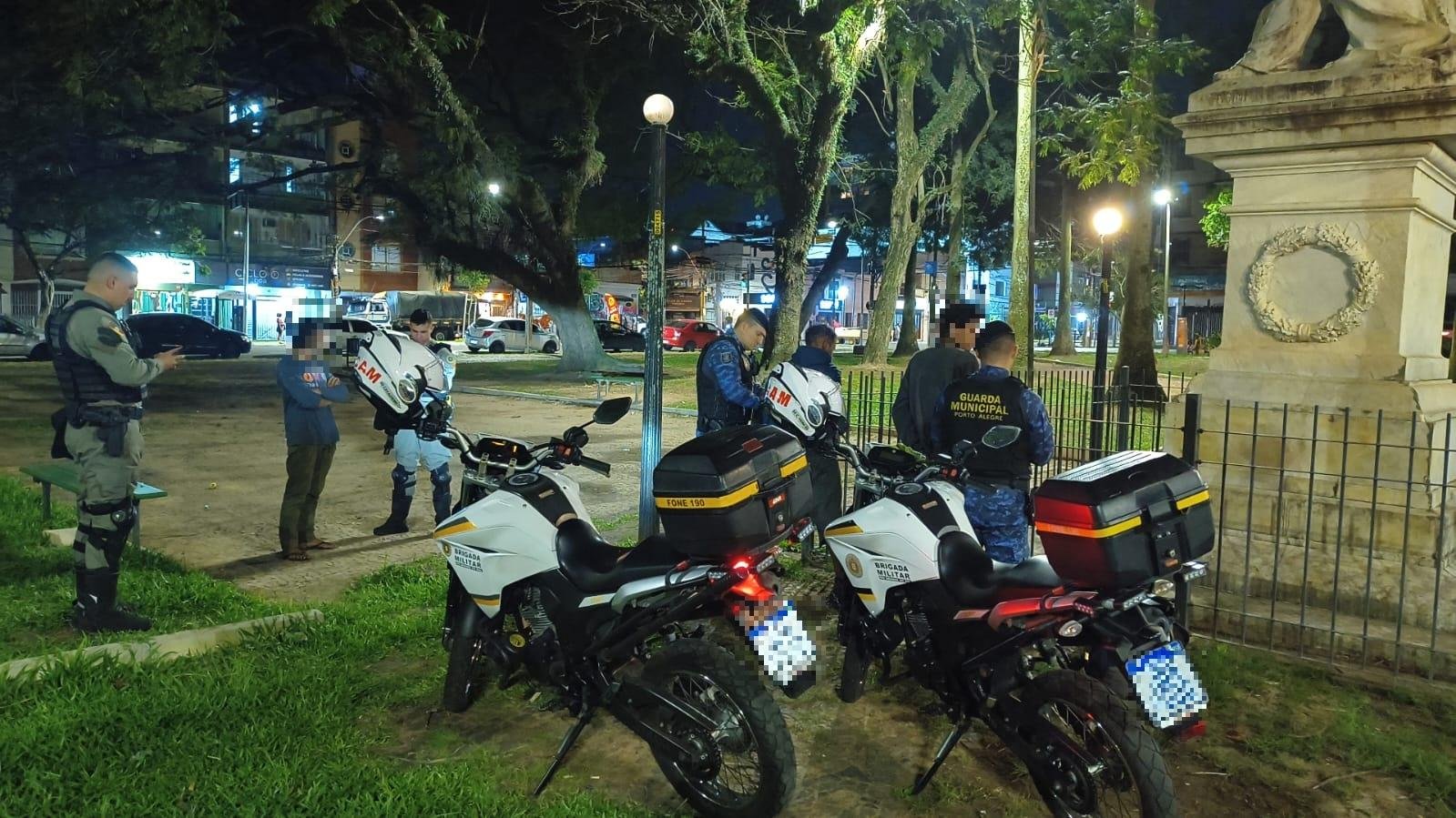 Policiais da Brigada Militar e agentes da Guarda Municipal abordaram pessoas em pra&ccedil;as da Cidade Baixa