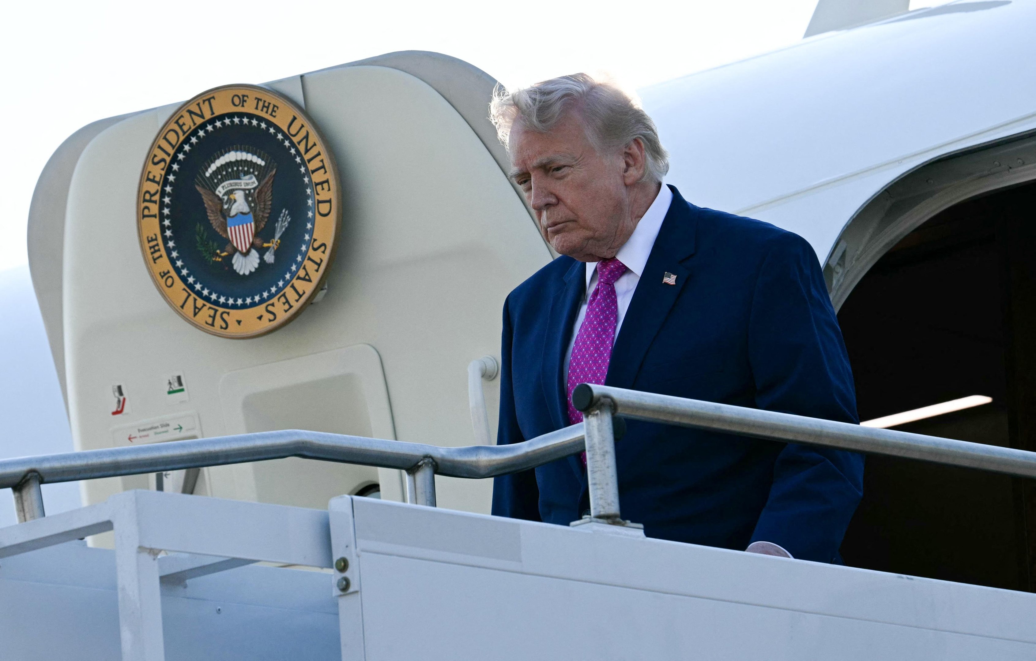 Trump declarou que os Estados Unidos haviam iniciado o processo de desbloqueio do Estreito de Ormuz