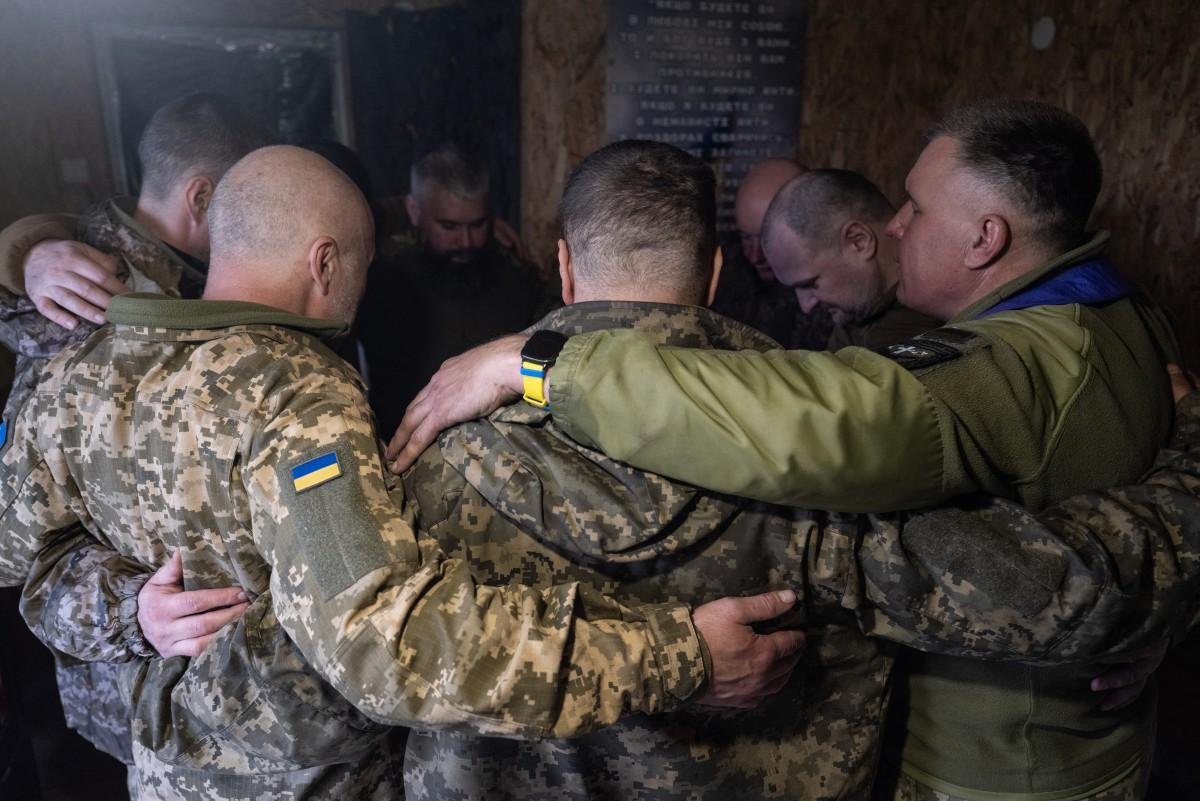 Militares ucranianos rezam em espa&ccedil;o improvisado como igreja na regi&atilde;o de Donetsk, no leste da Ucr&acirc;nia