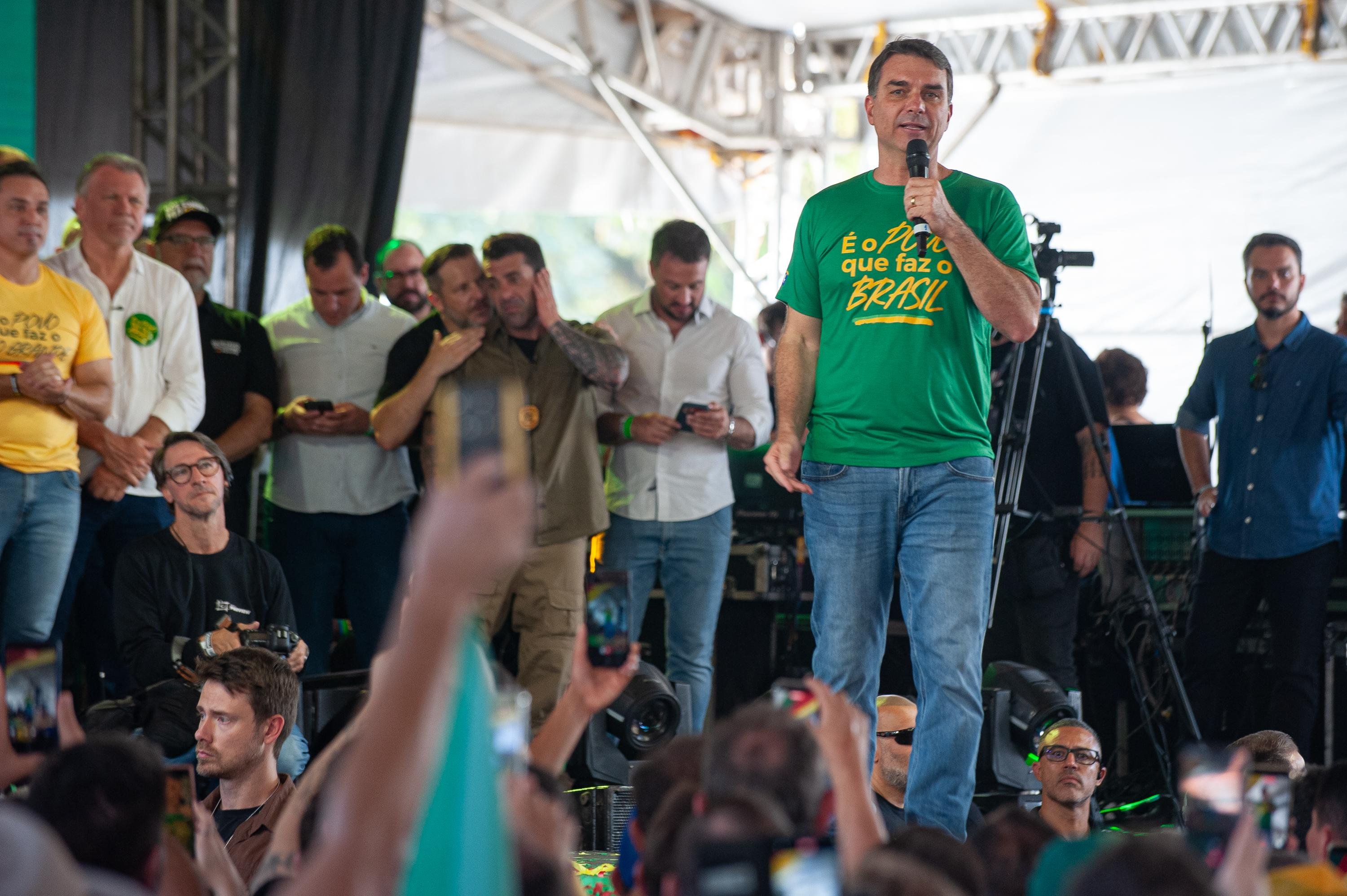 Moraes ordena abertura de inqu&eacute;rito contra Fl&aacute;vio Bolsonaro