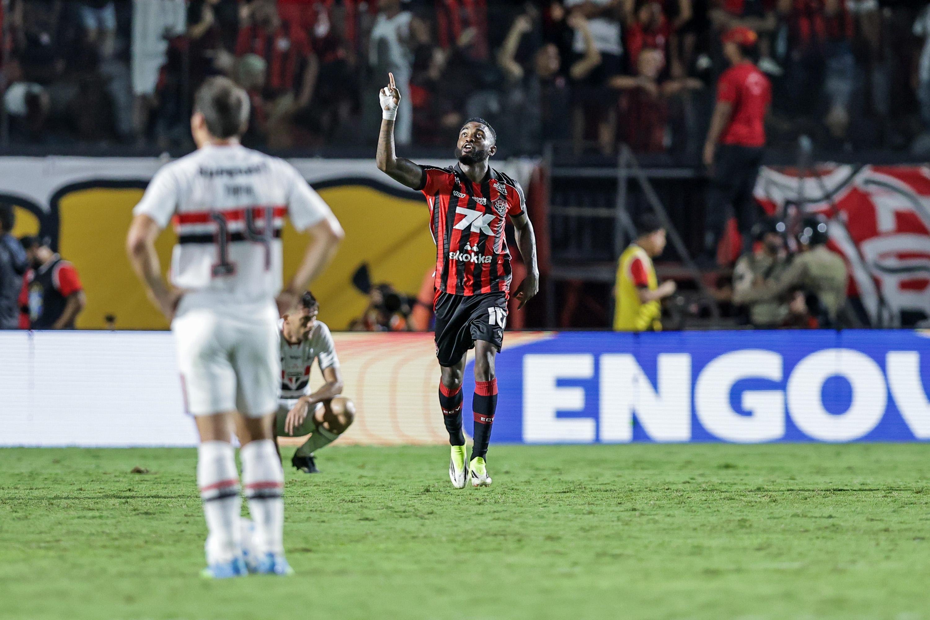 Ramon celebra um dos gols do Vit&oacute;ria