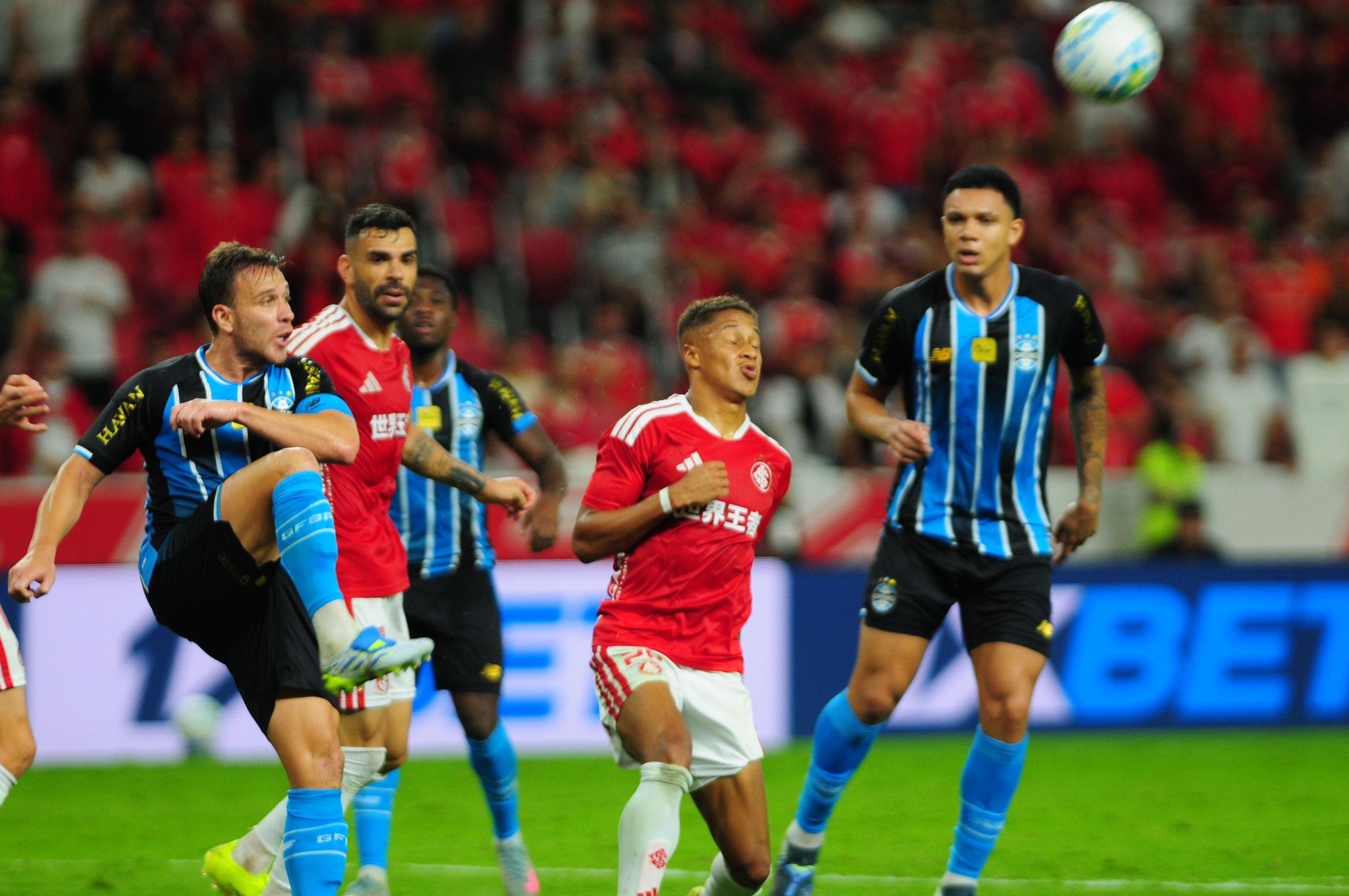 Arthur foi titular no cl&aacute;ssico deste s&aacute;bado &agrave; noite