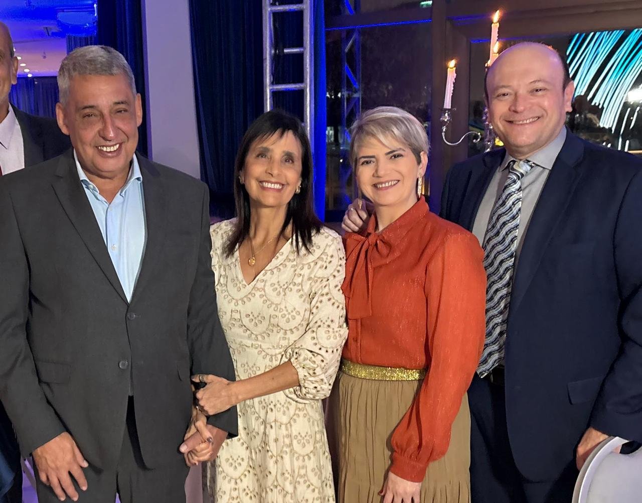 Sebasti&atilde;o Melo e Val&eacute;ria Leopoldino, casal prefeito de Porto Alegre,  com Lina e Marcelo Dantas, diretor presidente do Correio do Povo, no jantar de anivers&aacute;rio do Gr&ecirc;mio N&aacute;utico Uni&atilde;o