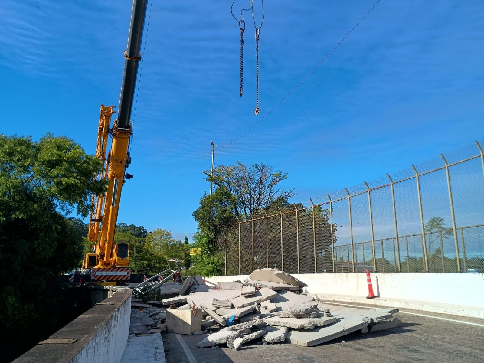 Al&ccedil;a de acesso para a BR 116, na regi&atilde;o da Refap, em Esteio, ficou interrompida devido ao tombamento de um caminh&atilde;o carregado com chapas de concreto nos trilhos do Trensurb