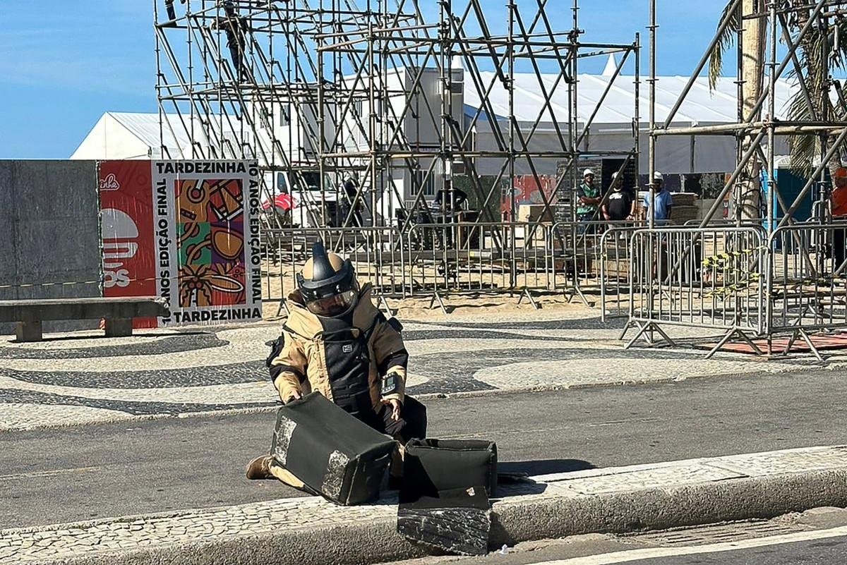 Policial verifica material encontrado em Copacabana, Rio de Janeiro