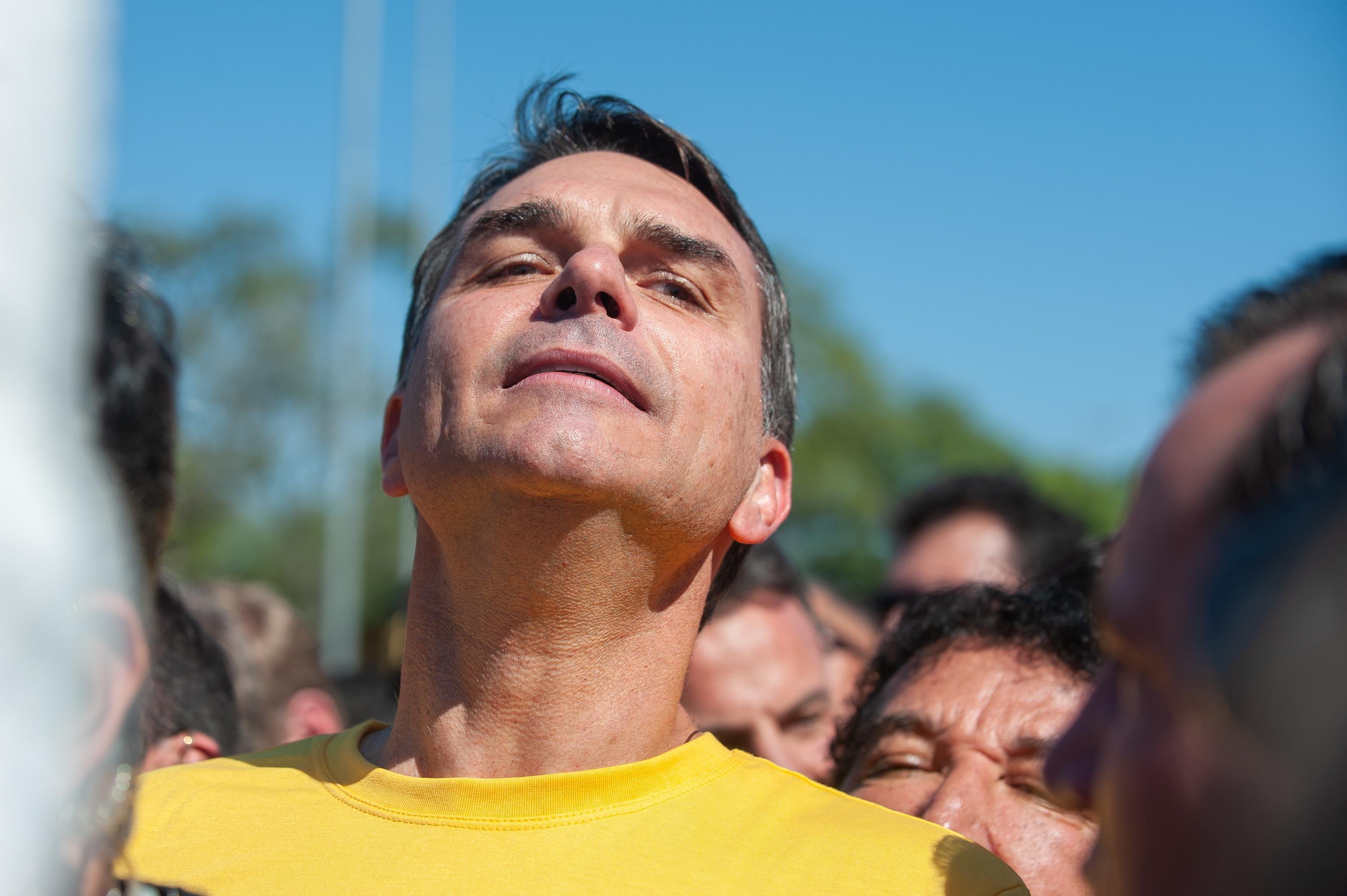 Fl&aacute;vio Bolsonaro tenta atrair partidos de centro para sua campanha
